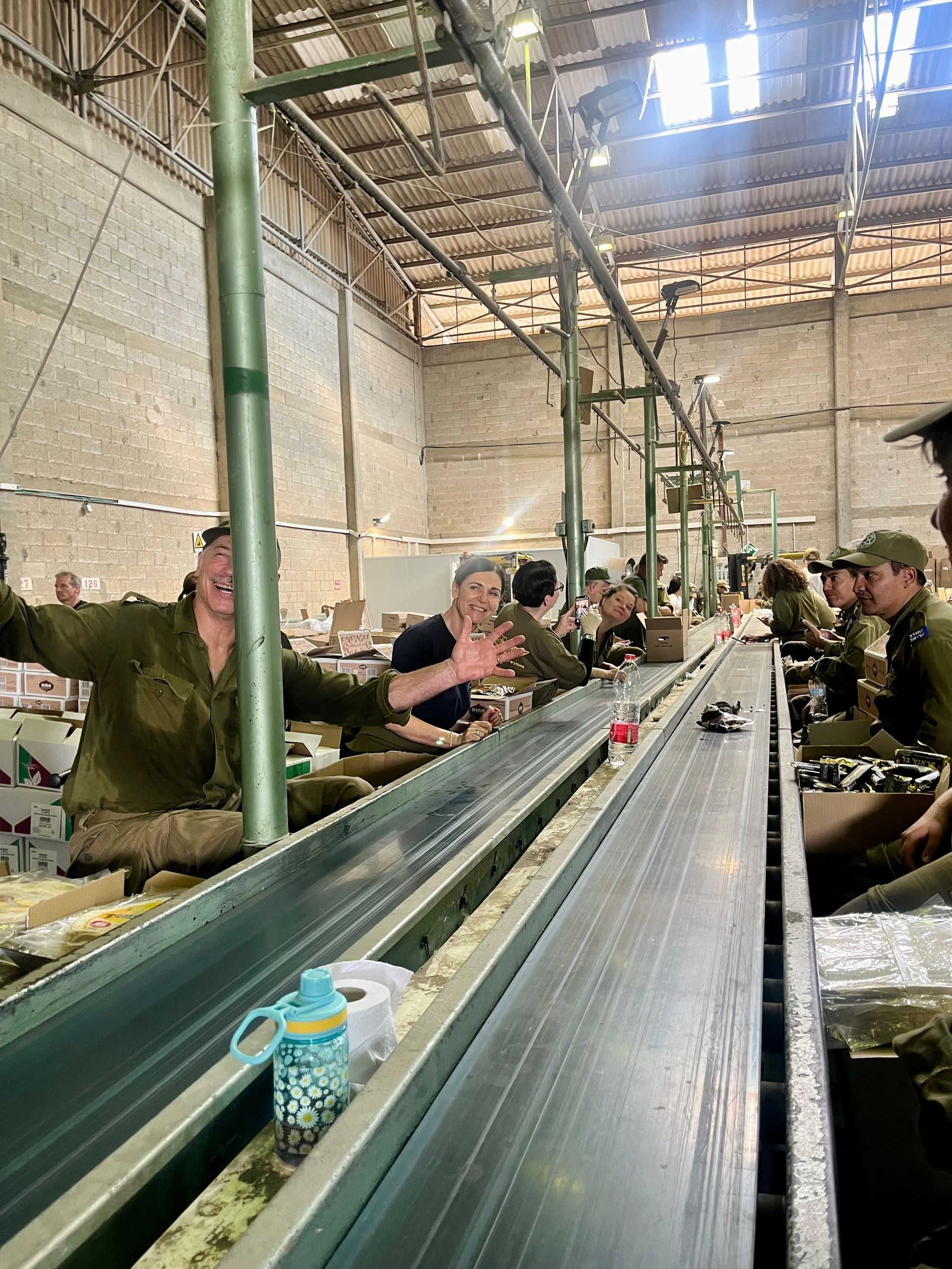 Volontariat en Israël, travail de manutention pour l'approvisionnement des soldats en nourriture