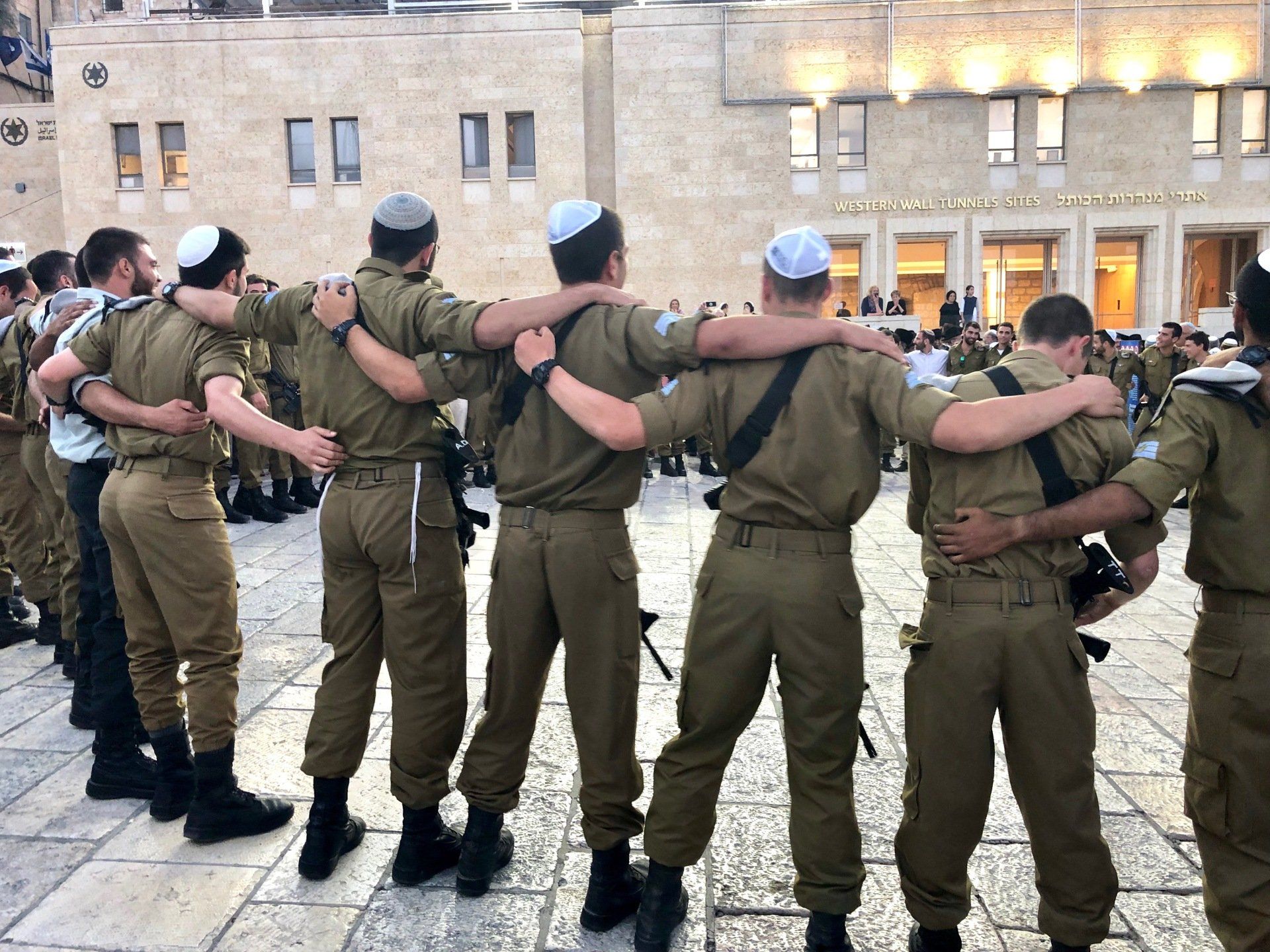 Soldats au Mur des lamentations