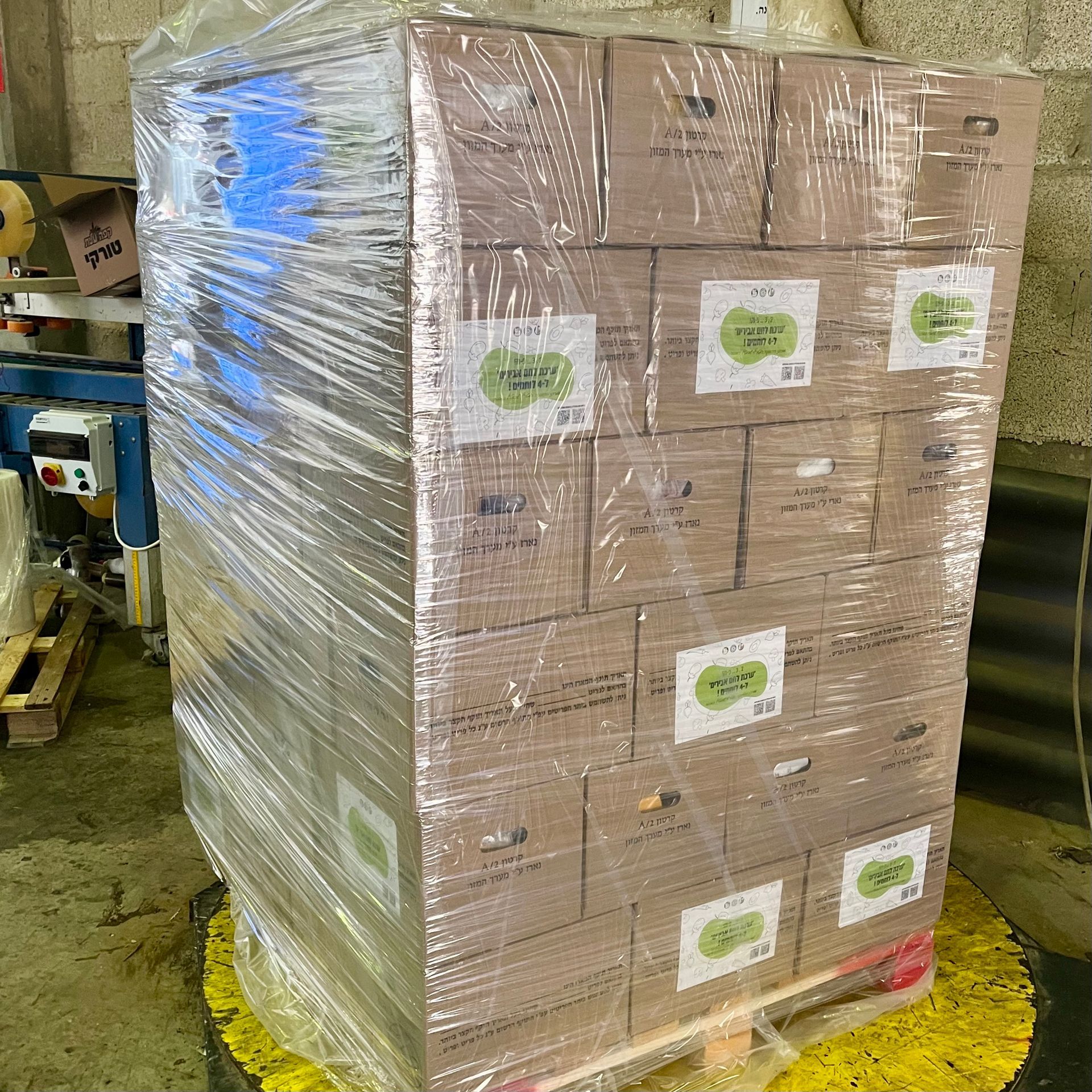 Volontariat en Israël avec l'association SAR-EL, travail de manutention, palettes de nourriture pour les soldats