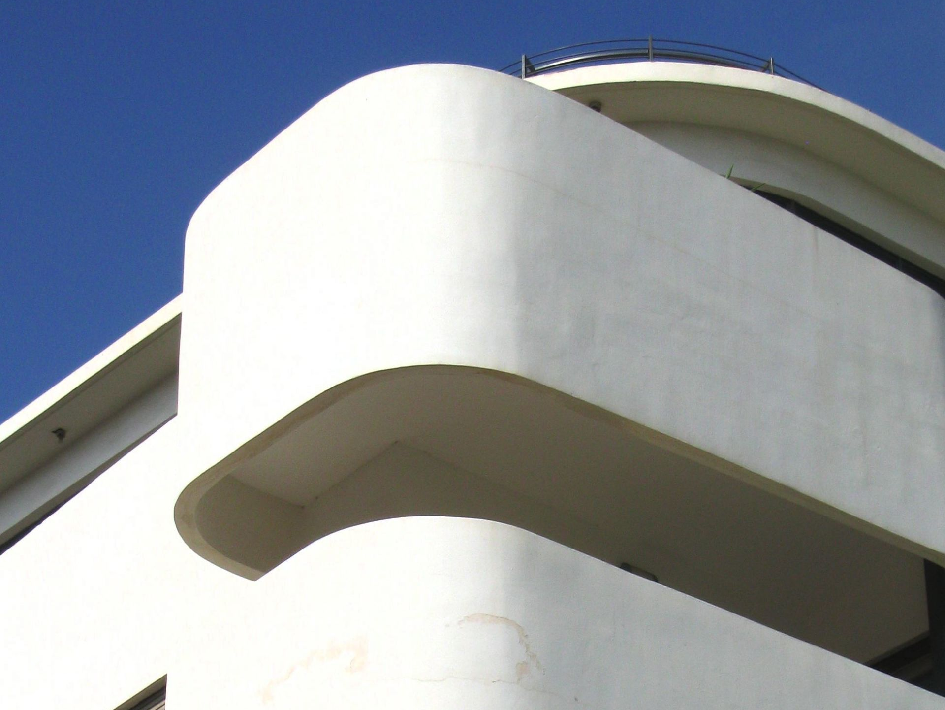 i travel inside Bauhaus Tel-Aviv