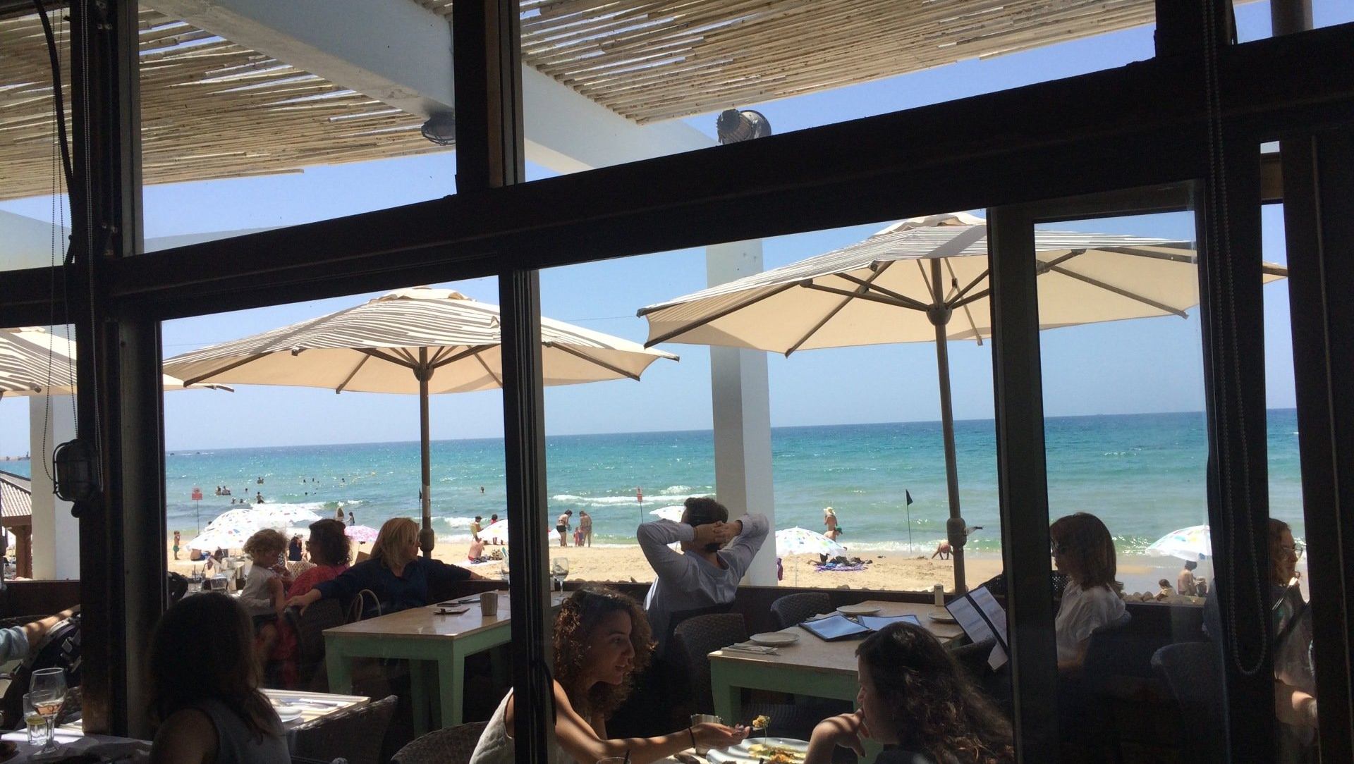 Restaurant Manta Ray sur la plage de Tel-Aviv