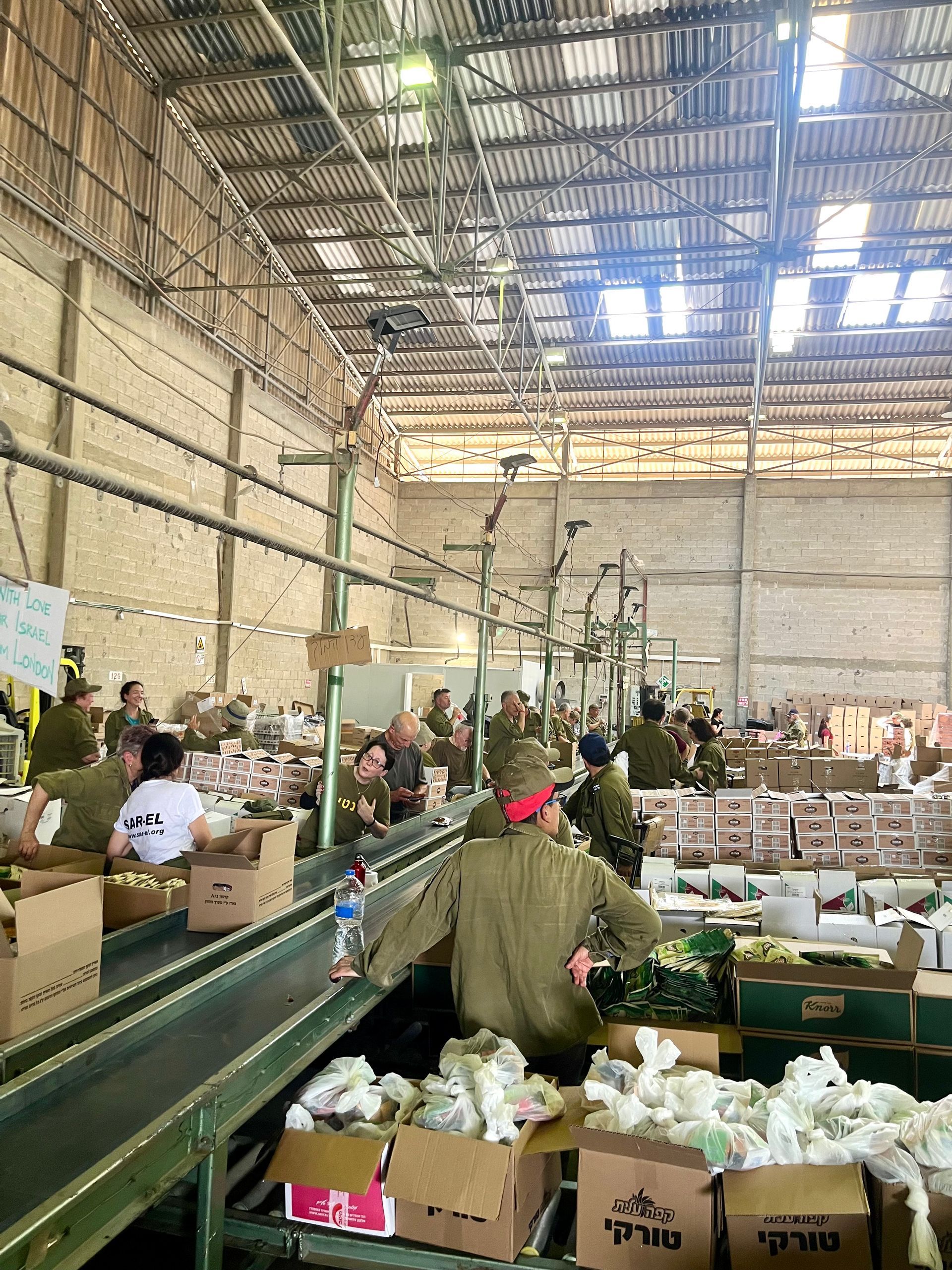 Volontariat en Israël, asspociation SAR-EL, travail de manutention pour l'approvisionnement des soldats en nourriture