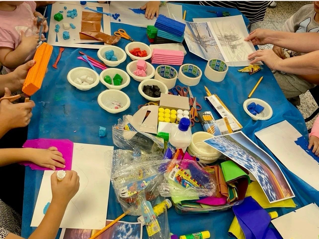 Kits d'art et artisanat fabriqués par Le Musée d’Israël à Jérusalem pour les enfants évacués du Sud.