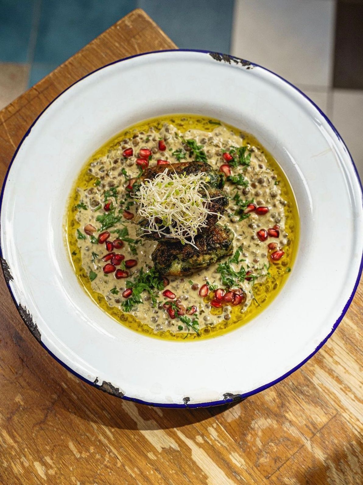 Tavline restaurant plat de boulettes de poisson aux épices