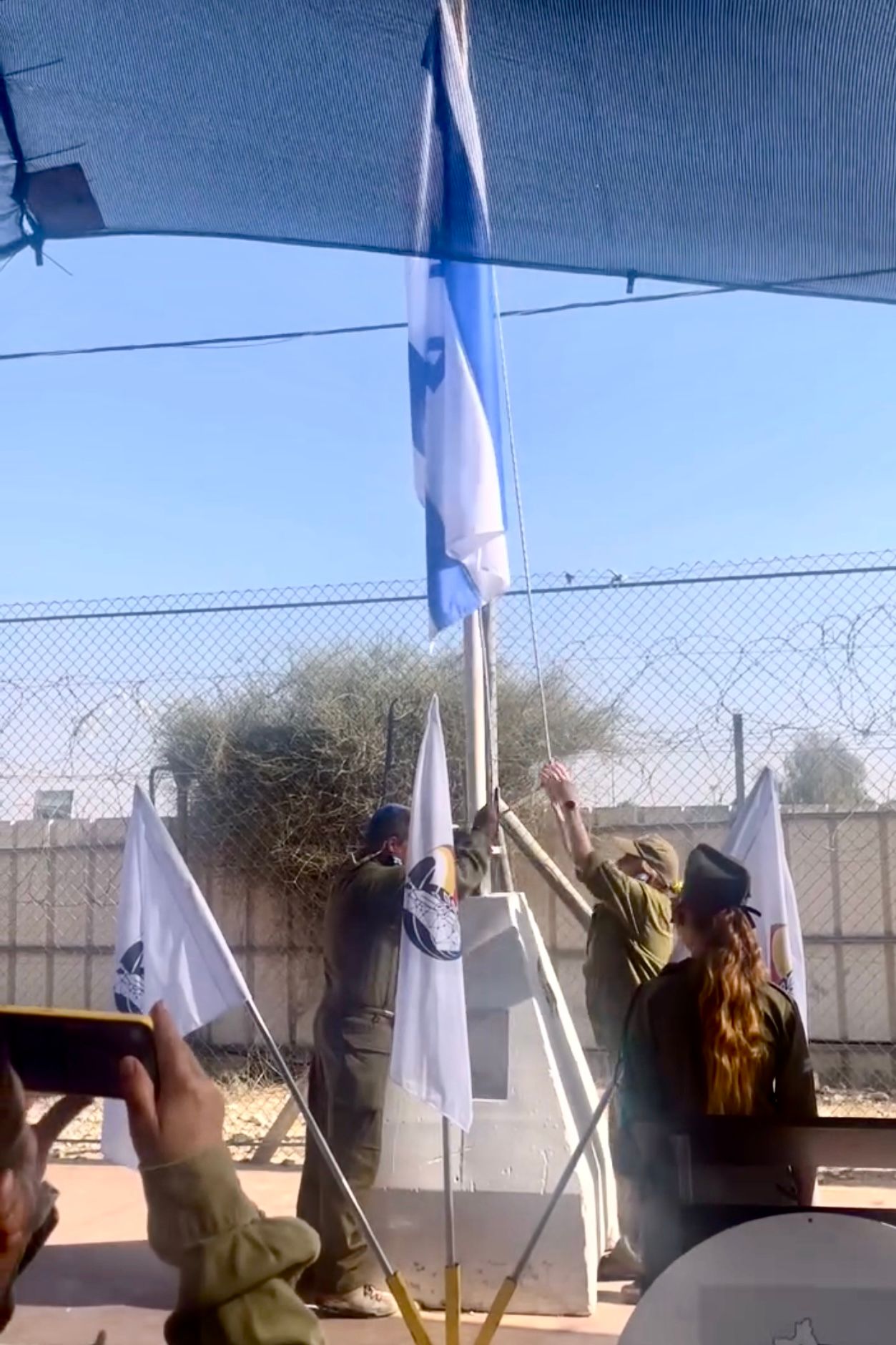 Volontariat en Israël avec l'association SAR-EL, levée du drapeau et chant de l'hymne israélien sur la base militaire