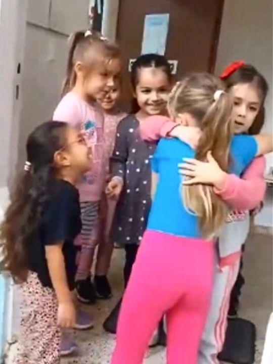 Emilia Aloni, âgée de 5 ans, ex-otage à Gaza, de retour à l'école avec ses camarades de classe