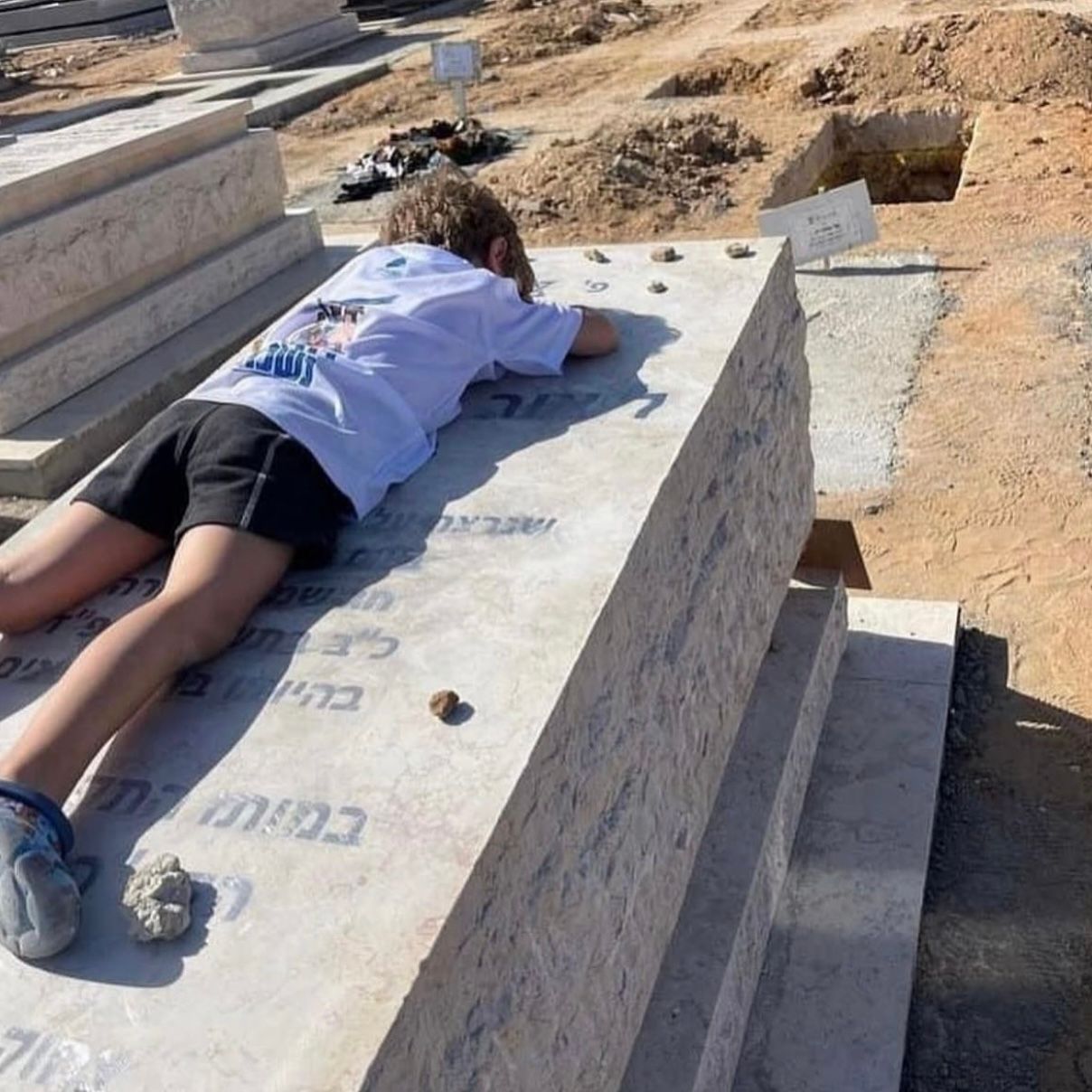 Un enfant israélien sur la tombe de son père assassiné par les terroristes du Hamas le 7 octobre 2023.