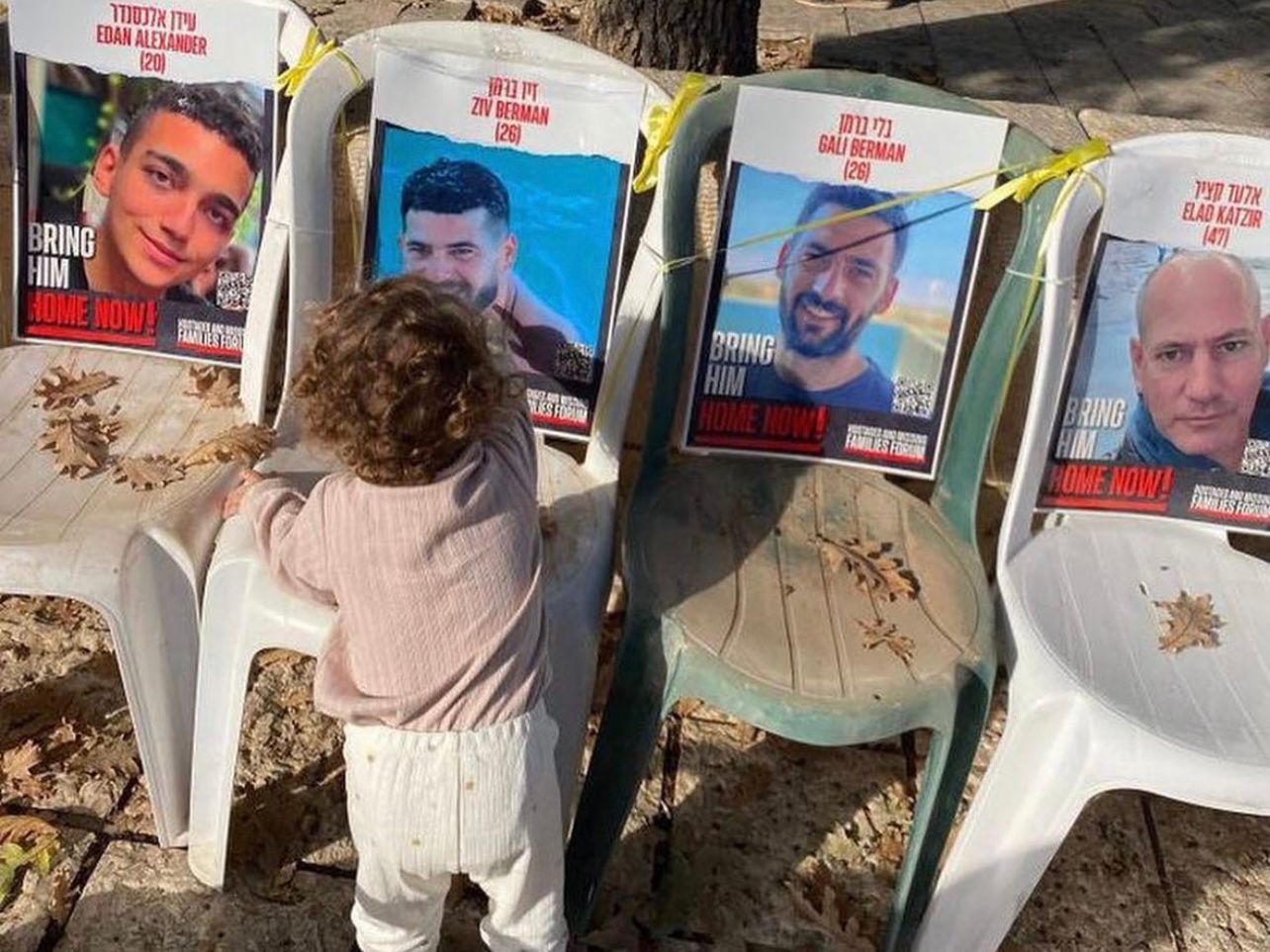 En Israël, un jeune enfant face aux affiches des otages israéliens à Gaza.