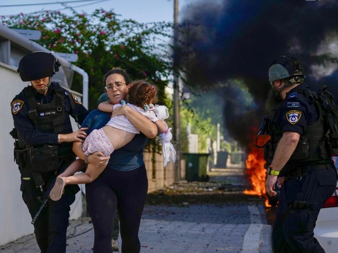 Israël, image d'une maman avec son enfant suite aux attaques du 7 octobre
