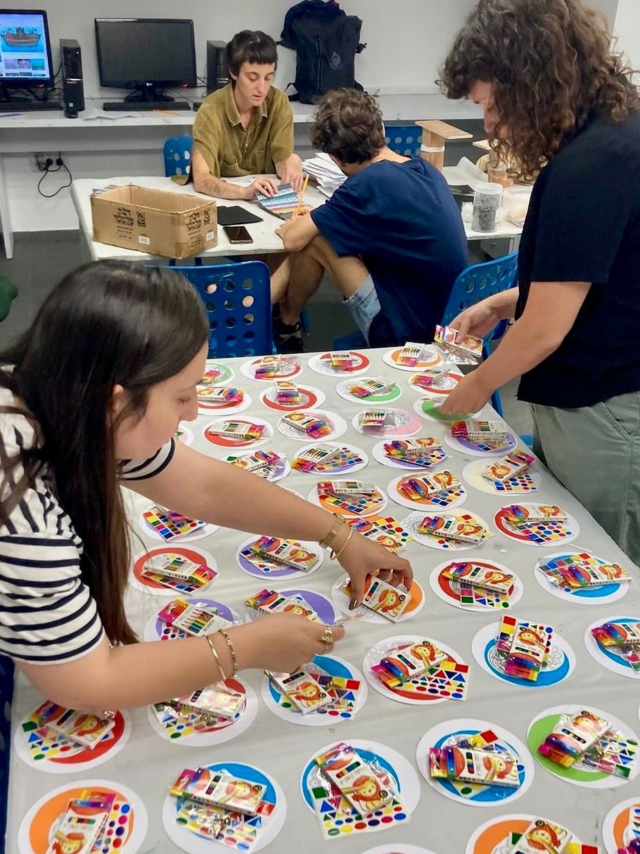 Le Musée d’Art de Tel-Aviv a créé des milliers de kits créatifs  d'art et artisanat pour les enfants israéliens réfugiés du Sud