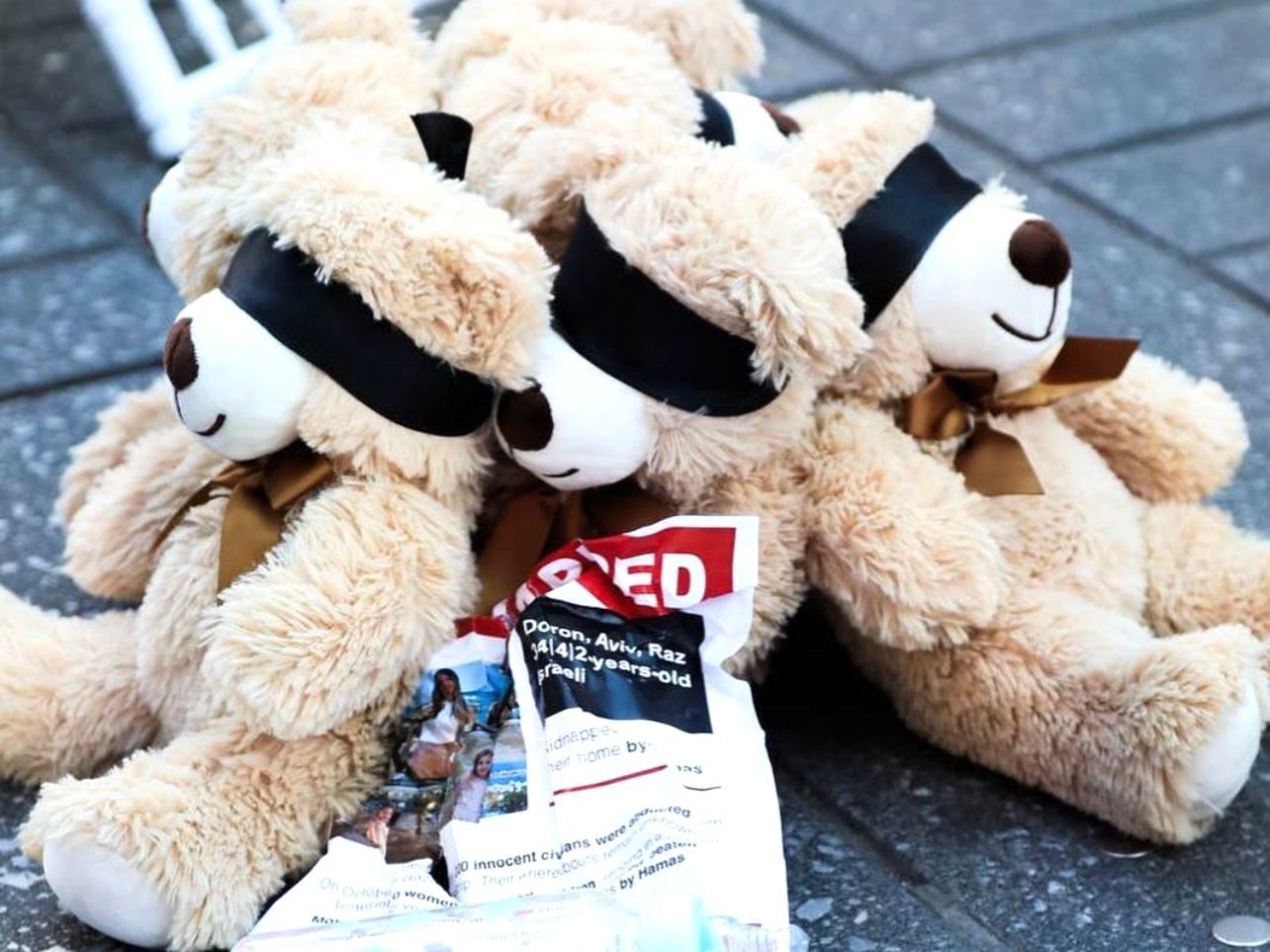 En Israël, Place Dizengoff à Tel-Aviv, des ours en peluche, pour symboliser les enfants otages