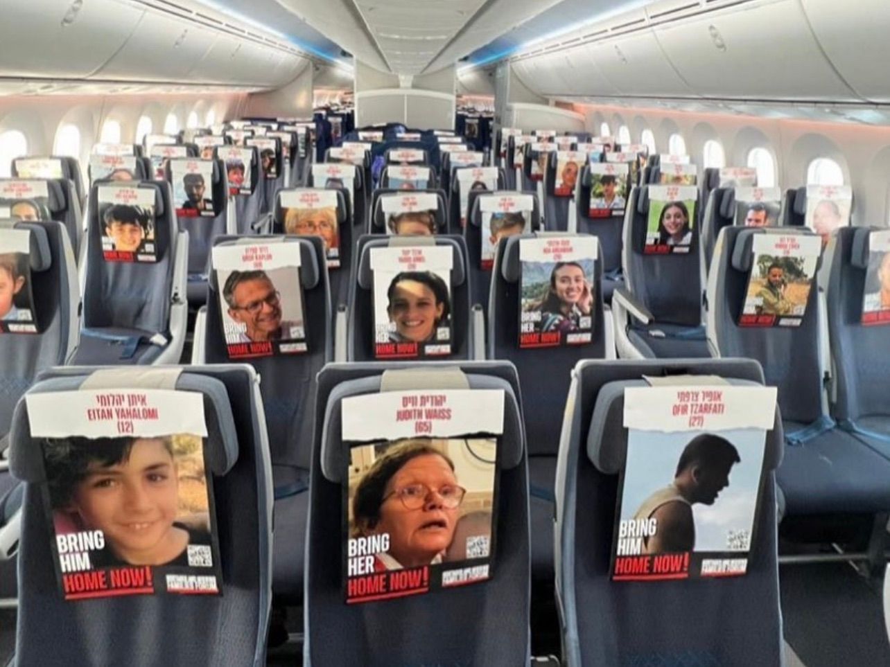 Vol EL AL New York Tel-Aviv, des photos en soutien aux otages capturés le 7 octobre.
