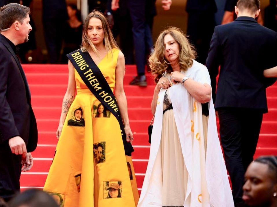 Festival de Cannes, Laura Blajman, survivante du massacre au Festival Nova, vêtue d'une robe avec les photos des otages retenus à Gaza
