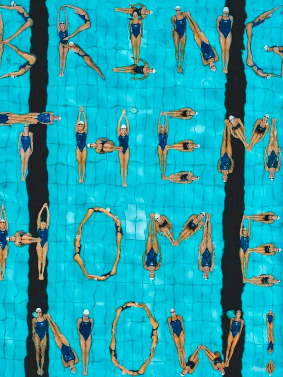 un show de l'équipe de natation israélienne, pour le retour des otages à la maison.