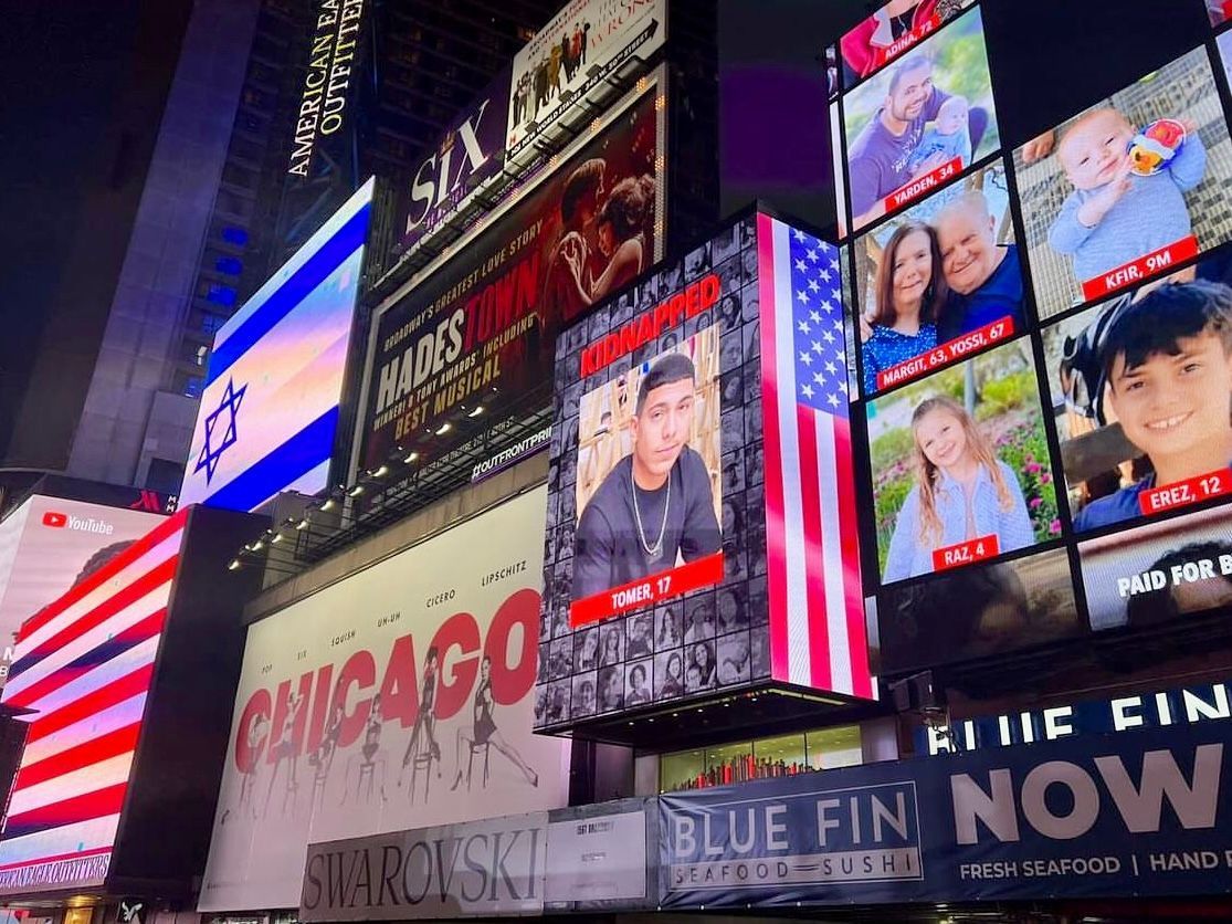New York
Des photos géantes des otages affichées à Times Square