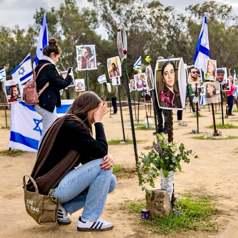 Exposition au kibboutz Re’im, lieu du massacre du Festival Nova, en hommage aux personnes assassinées. le 7 octobre