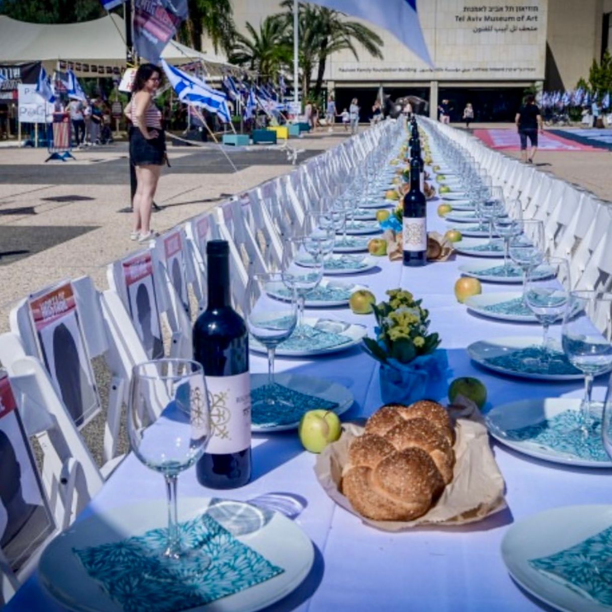 Table de Shabbat pour les otages face au Musée d'Art de Tel-Aviv, Place des otages