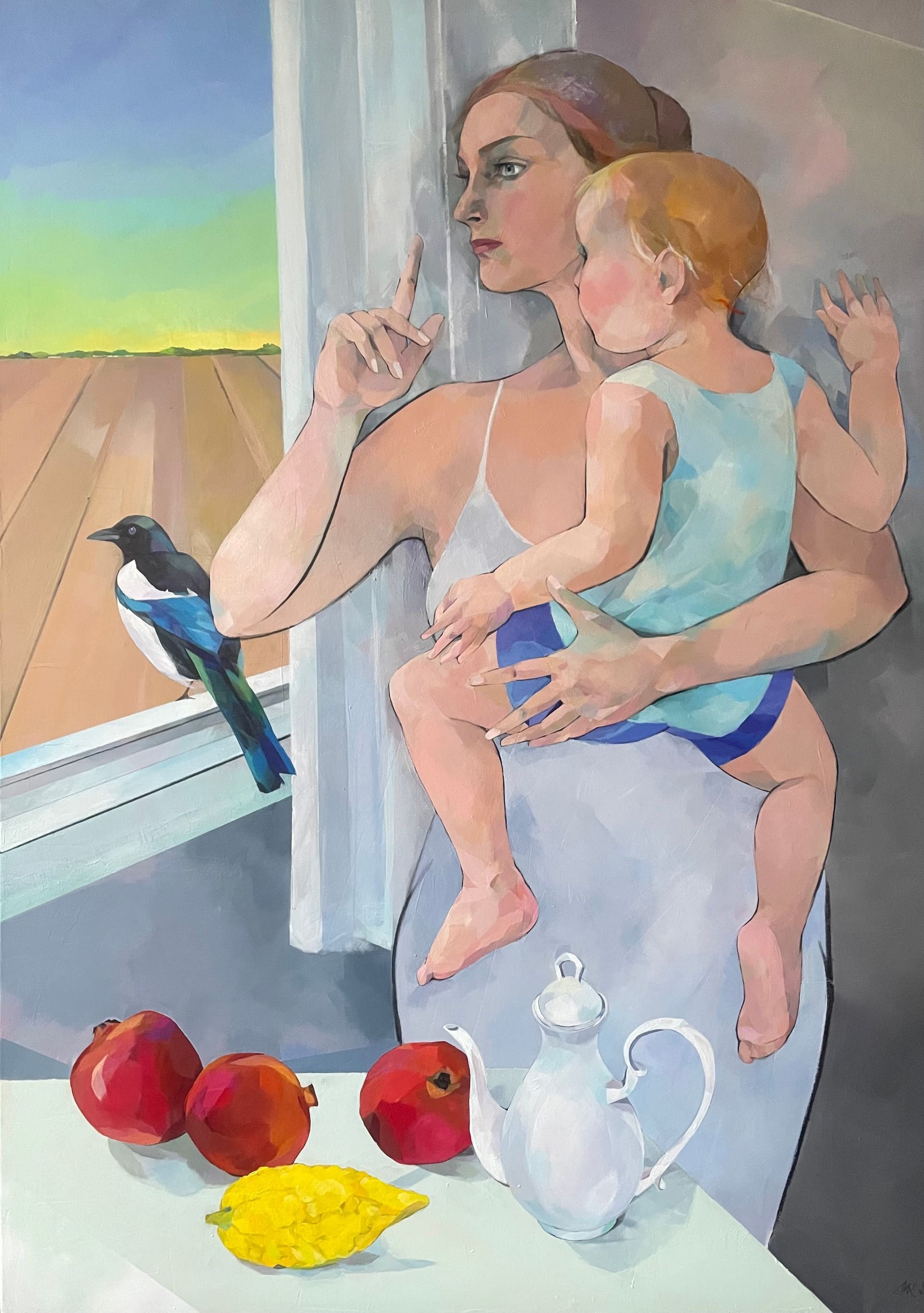 Gemälde „TREPIDATION“ von Marina Krasnitskaya: Eine Frau am Fenster hält schützend ein Kind und mahnt zur Stille. Auf der Fensterbank eine Elster, auf dem Tisch Granatäpfel und ein Etrog als Symbole der Hoffnung.
