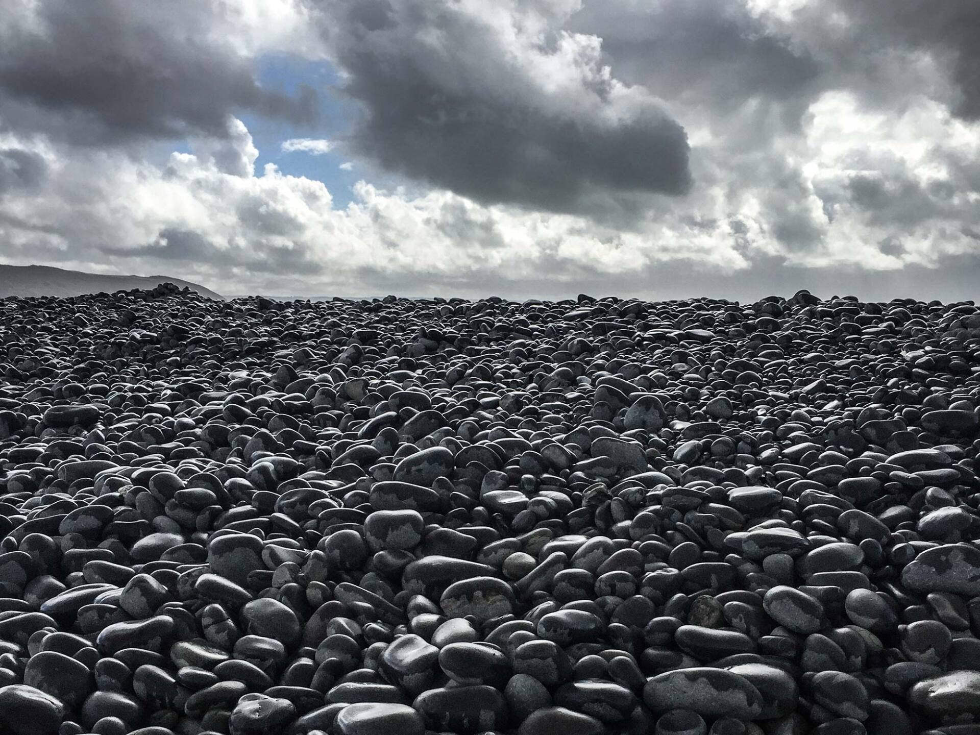 Design Hamburg – Berg aus abgerundeten Steinen am Meer