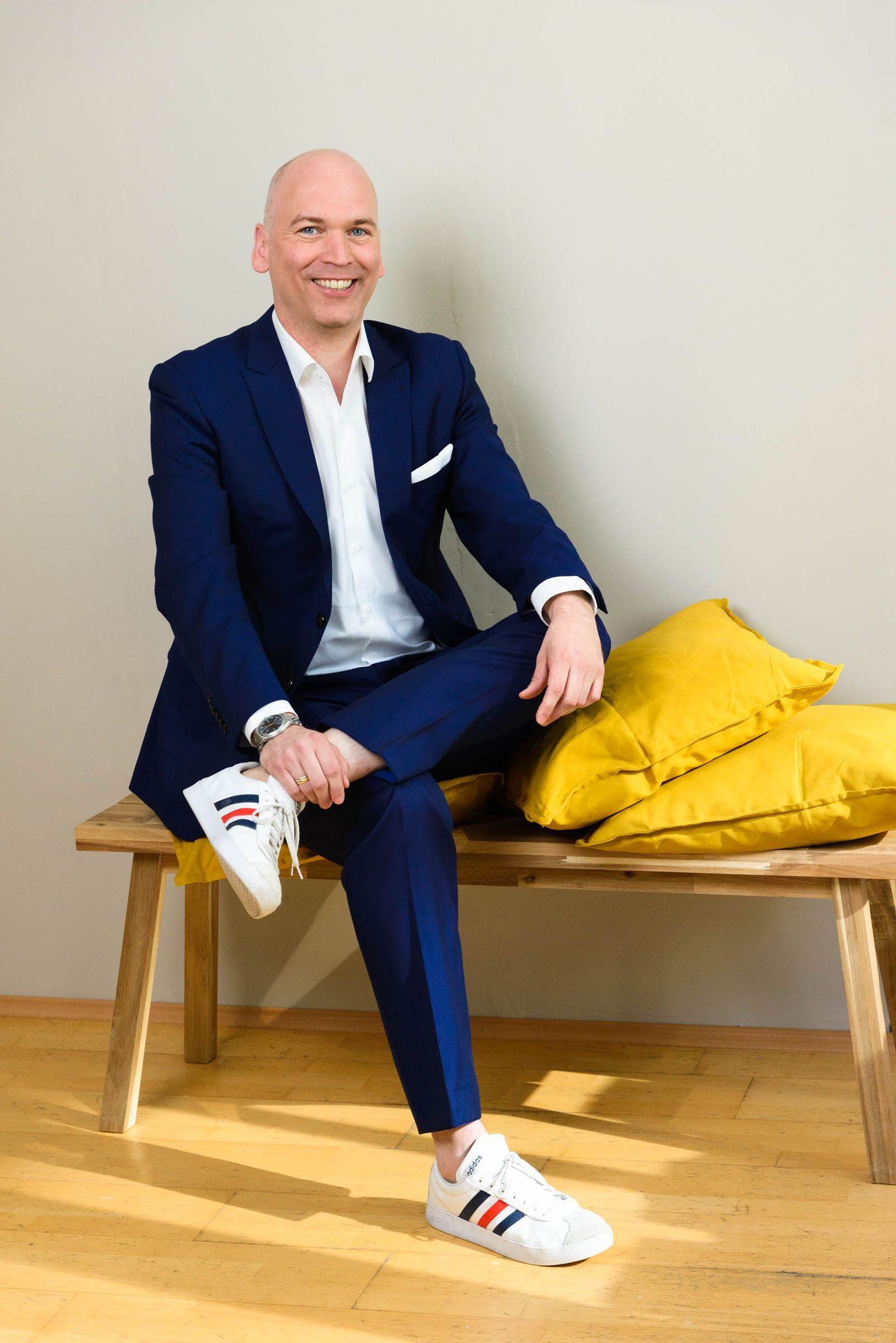 Businessfotografie aus Hamburg: Ein Mitarbeiter auf einer Bank, Symbolbild zu den Leistungen eines Busness-Fotografen.