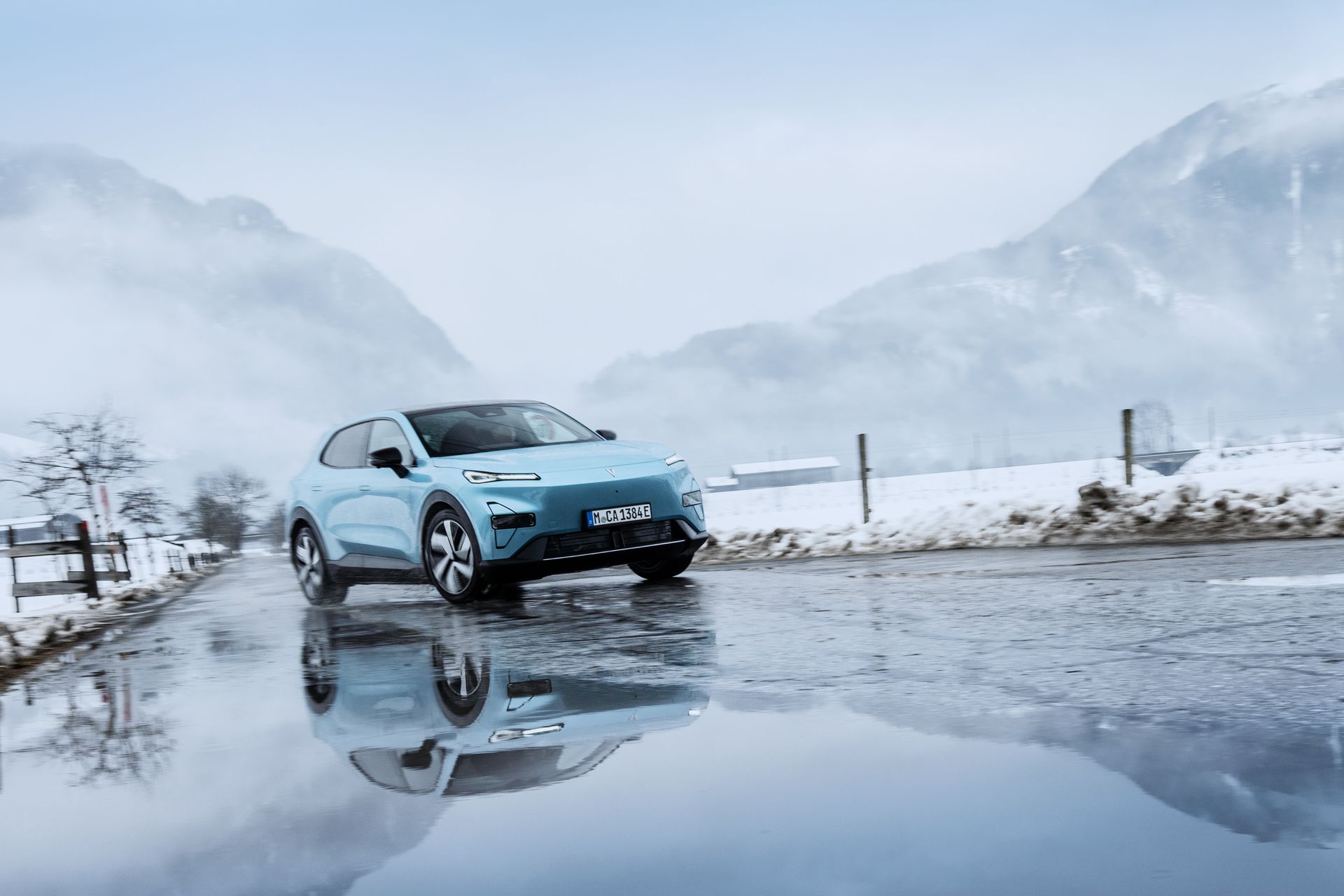 Ein Changan Deepal S05 auf winterlichen Straßen in den Alpen