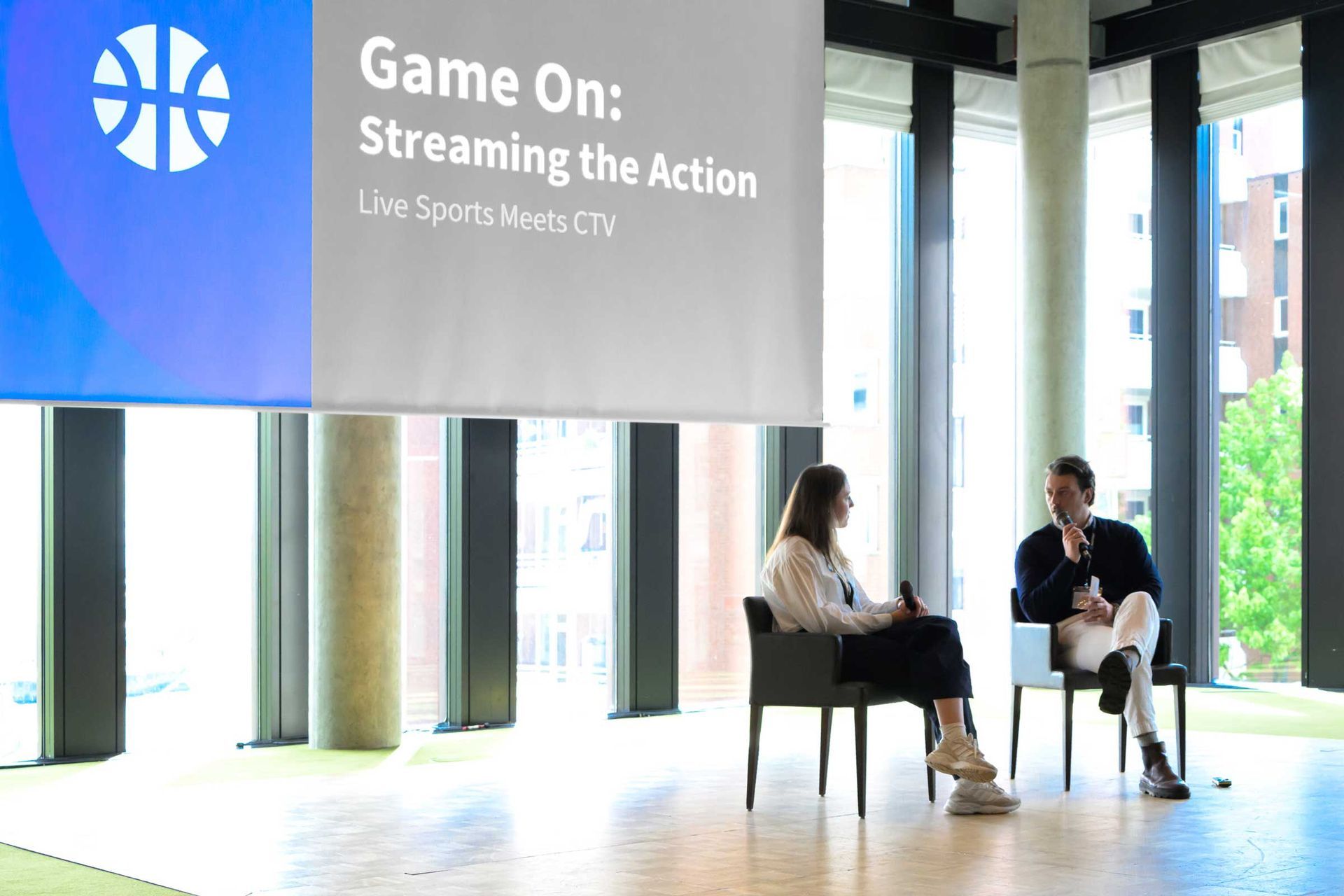 Ein Mann interviewt eine Frau während einer Veranstaltung. Eventfotografie im Riverside Hotel in Hamburg. Ein Mann interviewt eine Frau während einer Veranstaltung. Eventfotografie im Riverside Hotel in Hamburg.