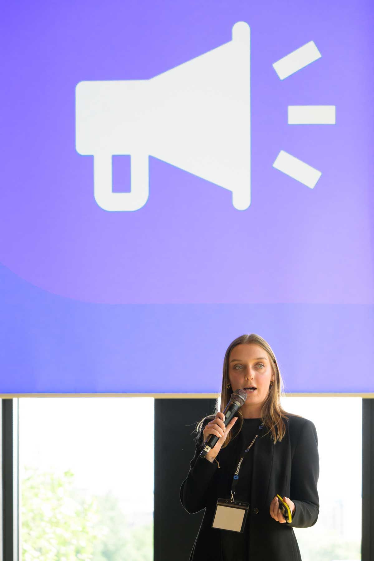 Eine Sprecherin hält einen Vortrag. Eventfotografie aus Hamburg von Fotograf Kay Winter / WINTERPOL Eine Sprecherin hält einen Vortrag. Eventfotografie aus Hamburg von Fotograf Kay Winter / WINTERPOL