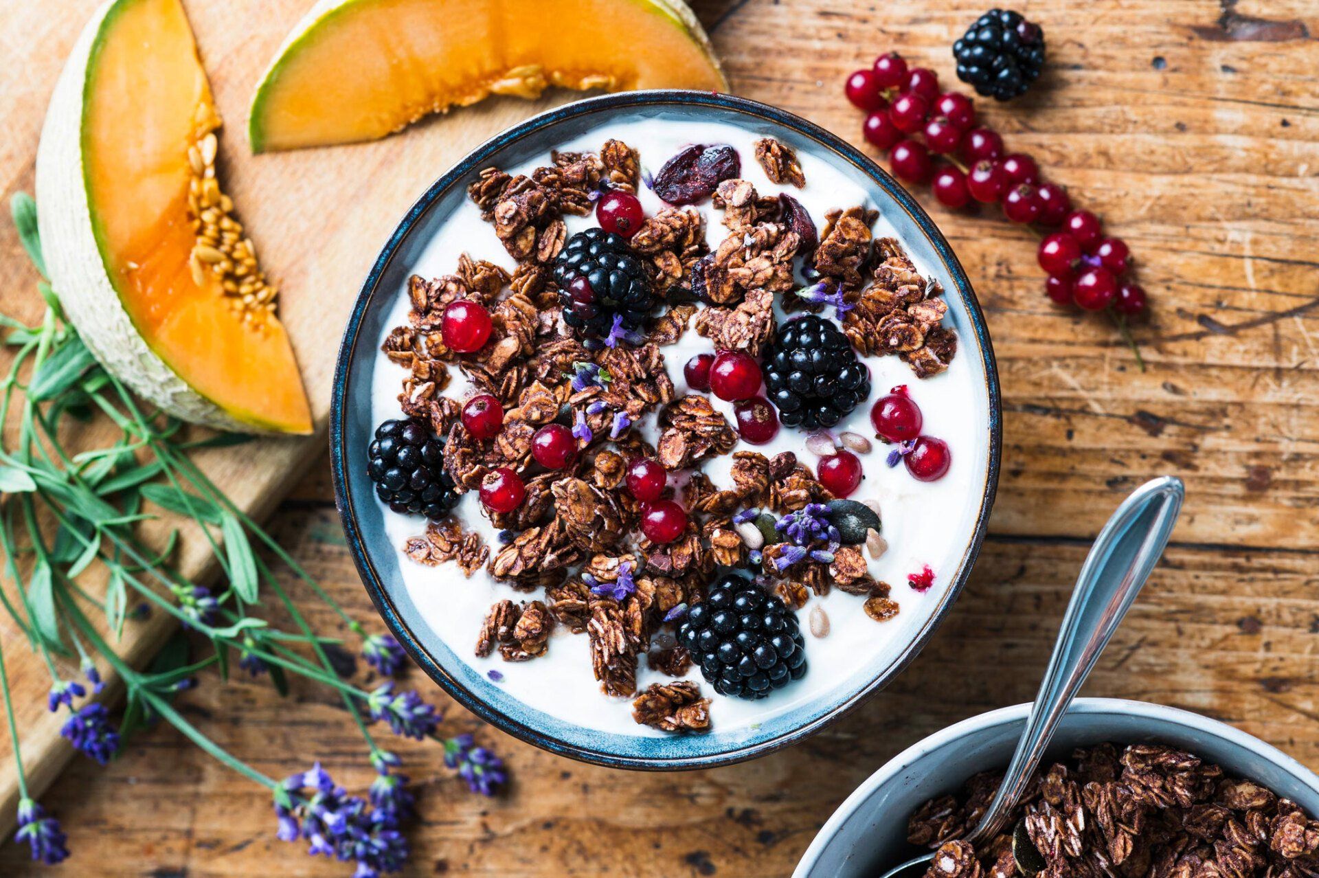 Lycka – Food Fotografie von WINTERPOL Hamburg Eine Schüssel mit leckerem Müsli und bunten Früchten, Foodfotografie aus Hamburg von Fotograf Kay Winter / WINTERPOL