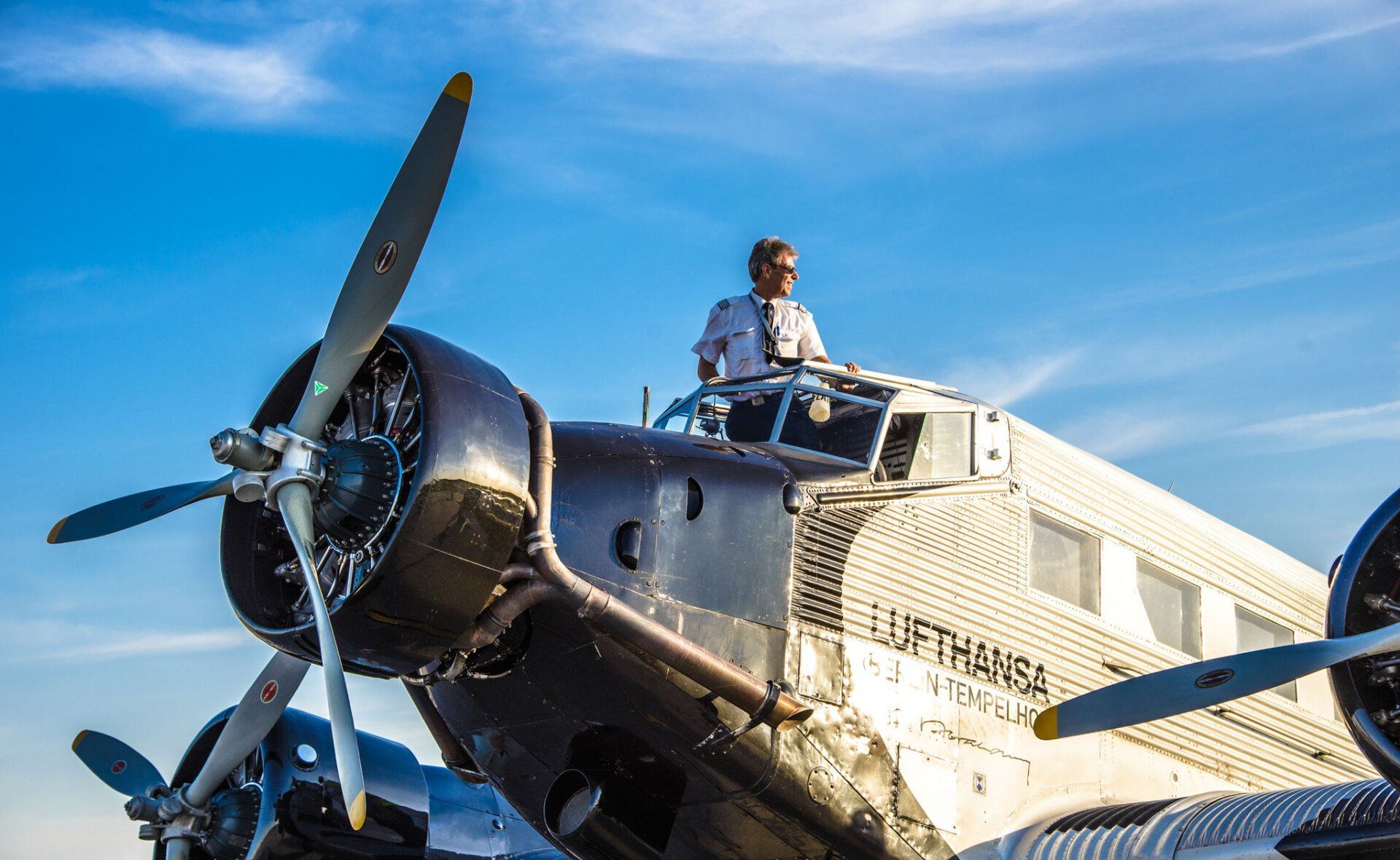 Fotograf Hamburg – Symbolbild für beeindruckende Businessfotografie: Ein Pilot schaut aus dem Cockpit einer „Tante Ju“