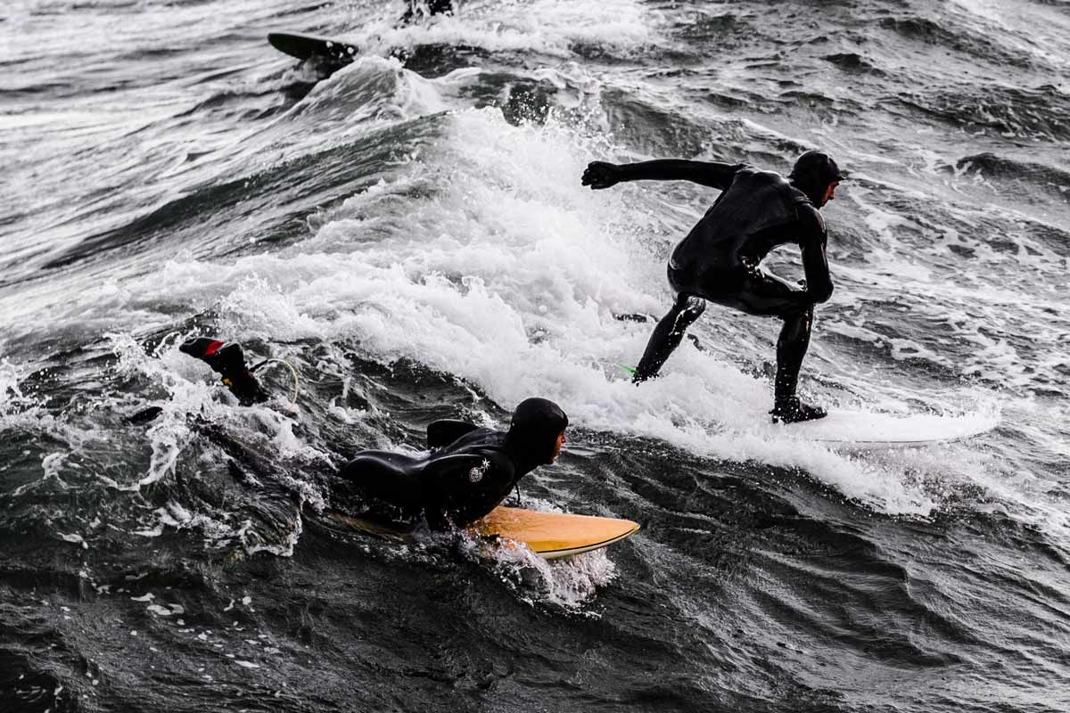 Fotografie, Werbung, Design aus Hamburg – Surfer beim Wellenreiten. Symbolbild für die kreativen Leistungen von WINTERPOL