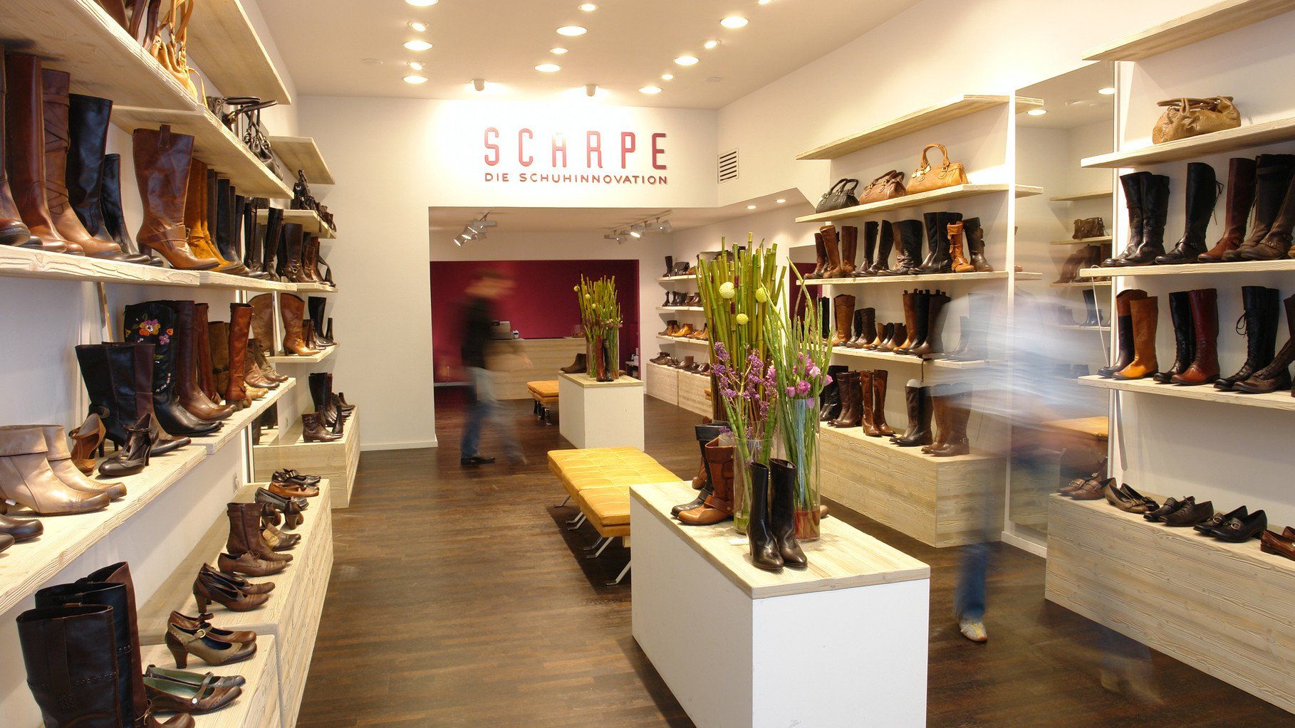 Interior-Fotografie Hamburg – Flagship-Store von SCARPE mit Regalen