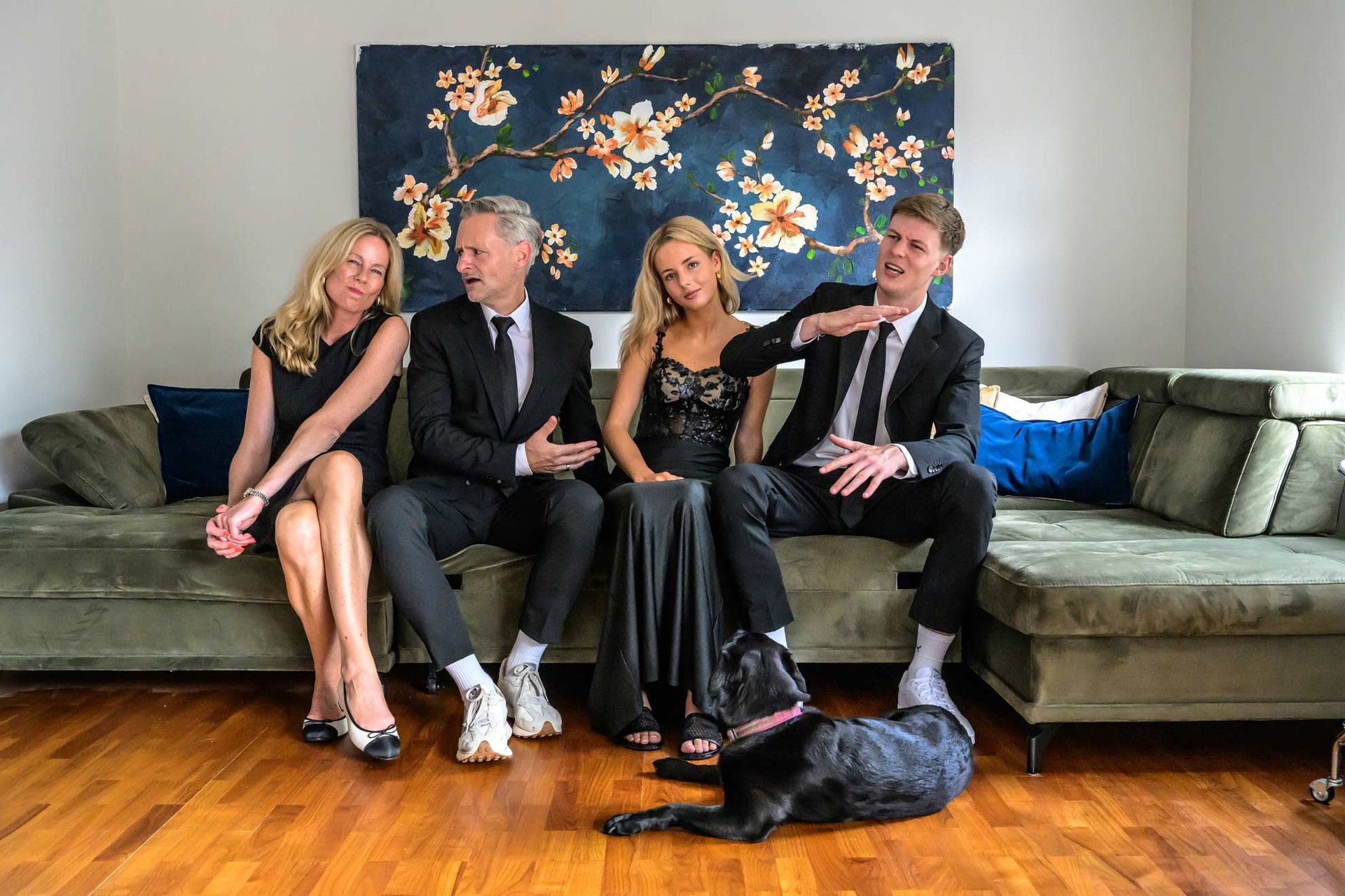 Eine Familie macht Quatsch auf dem Sofa, Porträt-Fotografie von WINTERPOL Hamburg Eine Familie macht Quatsch auf dem Sofa, Porträt-Fotografie von WINTERPOL Hamburg