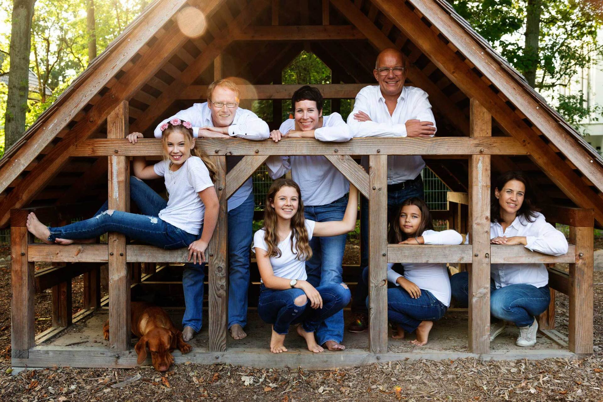 Porträtfotograf Hamburg – Familie mit Hund im Holzhaus