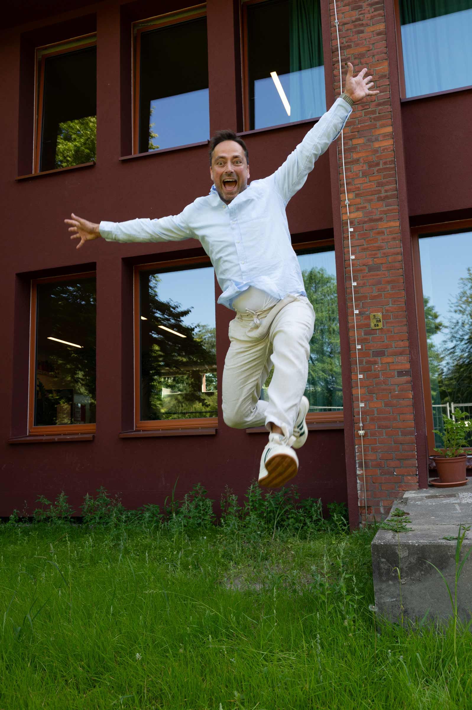 Schulreportage Hamburg – ein springender Schulleiter. Schulfotografie von Kay Winter / WINTERPOL