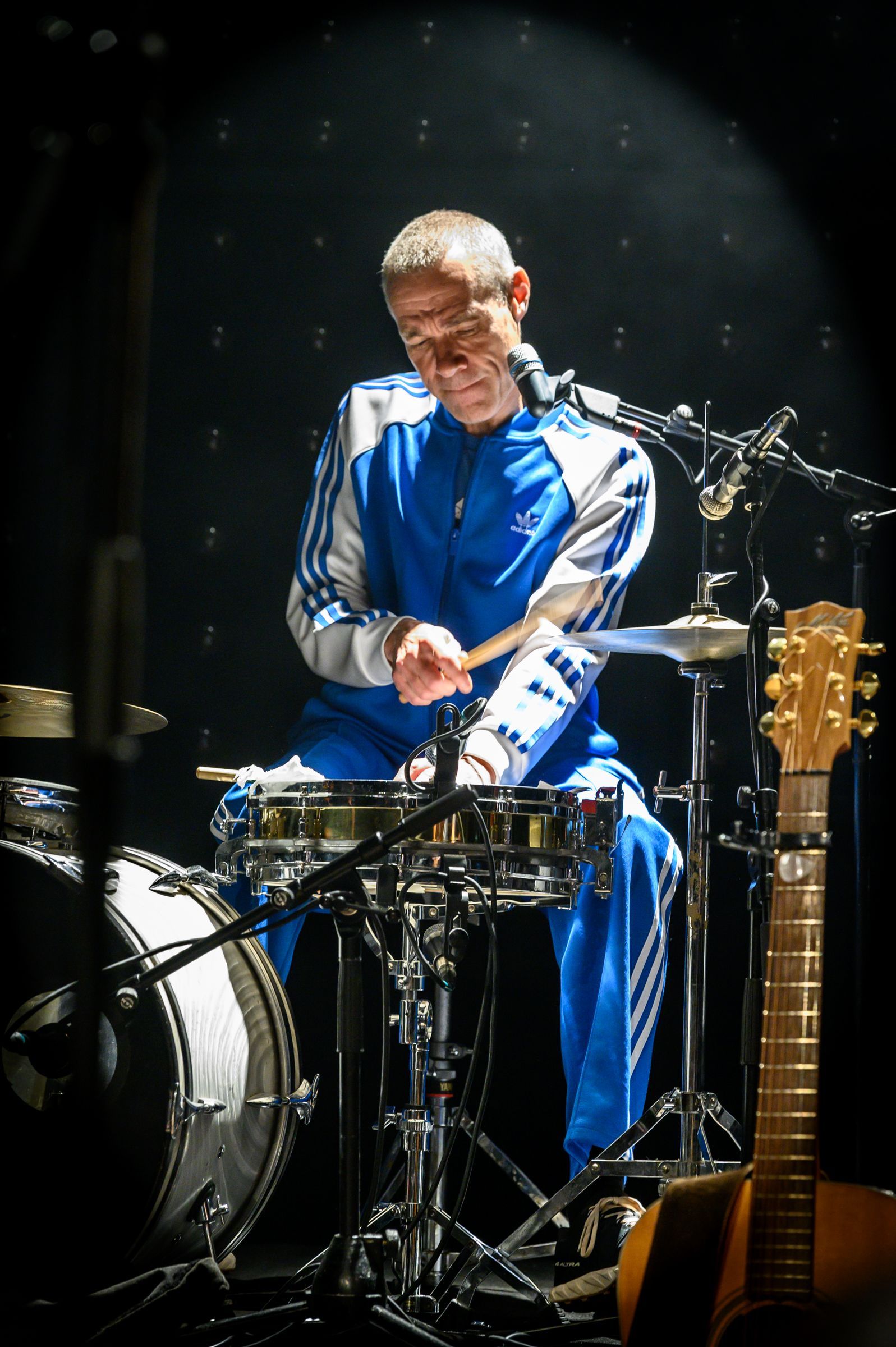 Der Schlagzeuger der „Jeremy Days“, Stefan Rager, live im Mojo, Foto: WINTERPOL Der Schlagzeuger der „Jeremy Days“, Stefan Rager, live im Mojo, Foto: WINTERPOL