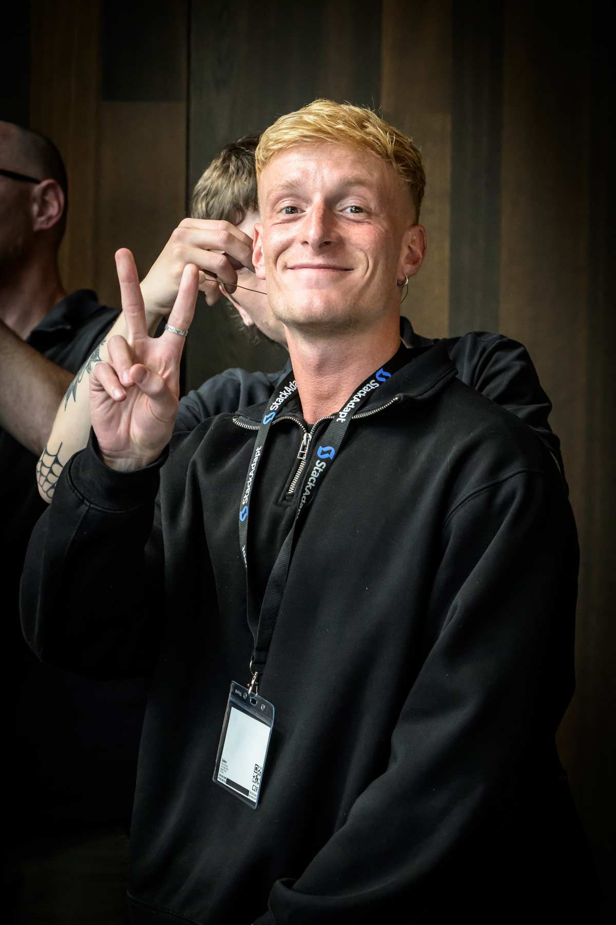 Ein Teilnehmer eines Events wird verkabelt. Eventfotografie aus Hamburg von Fotograf Kay Winter / WINTERPOL Ein Teilnehmer eines Events wird verkabelt. Eventfotografie aus Hamburg von Fotograf Kay Winter / WINTERPOL