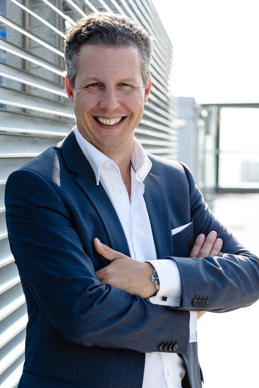 Ein Manager auf dem Dach seines Unternehmens, Businessfotografie aus Hamburg von Kay Winter / WINTERPOL