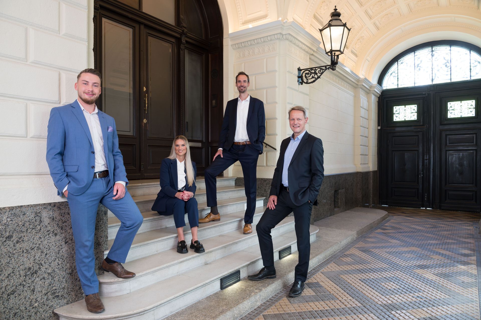 Ein Business-Team in einem historischen Eingang: Business Fotografie von WINTERPOL Hamburg