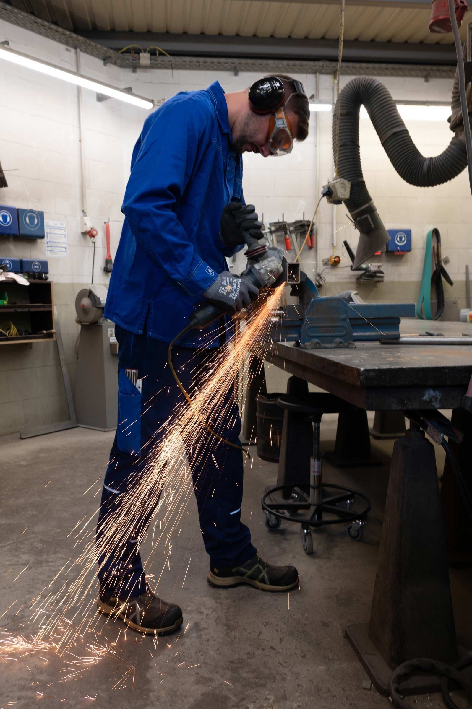 Ein Arbeiter hantiert mit der Flex. Foto: Kay Winter Ein Arbeiter hantiert mit der Flex. Foto: Kay Winter