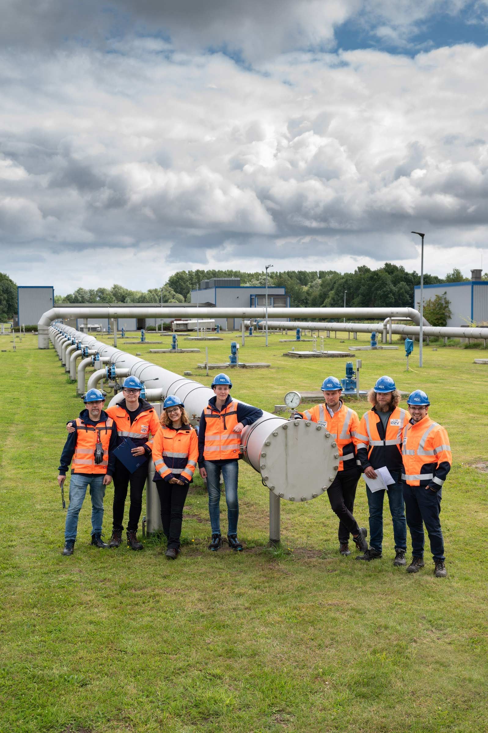 Ein Arbeiterteam belädt den Servicewagen. Businessfotografie aus Hamburg von Kay Winter / WINTERPOL
