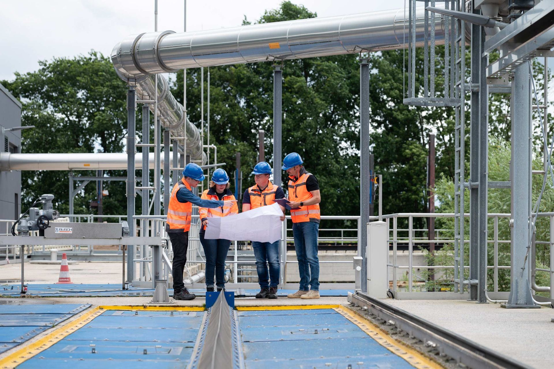 Ingenieure auf einer Industrieanlage. Businessreportage von WINTERPOL Hamburg Ingenieure auf einer Industrieanlage. Businessreportage von WINTERPOL Hamburg