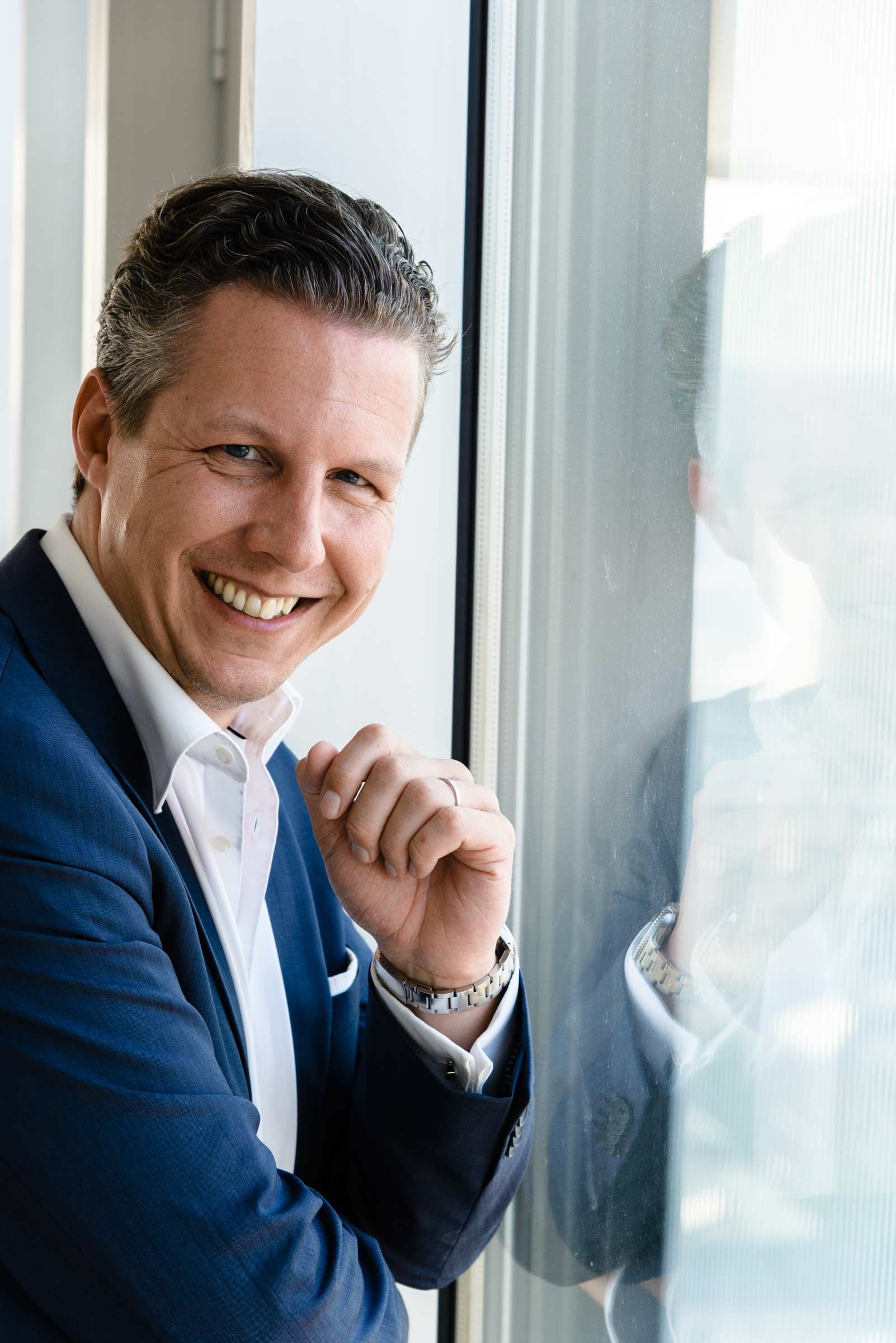 Ein Manager auf dem Dach seines Unternehmens, Businessfotografie aus Hamburg von Kay Winter / WINTERPOL