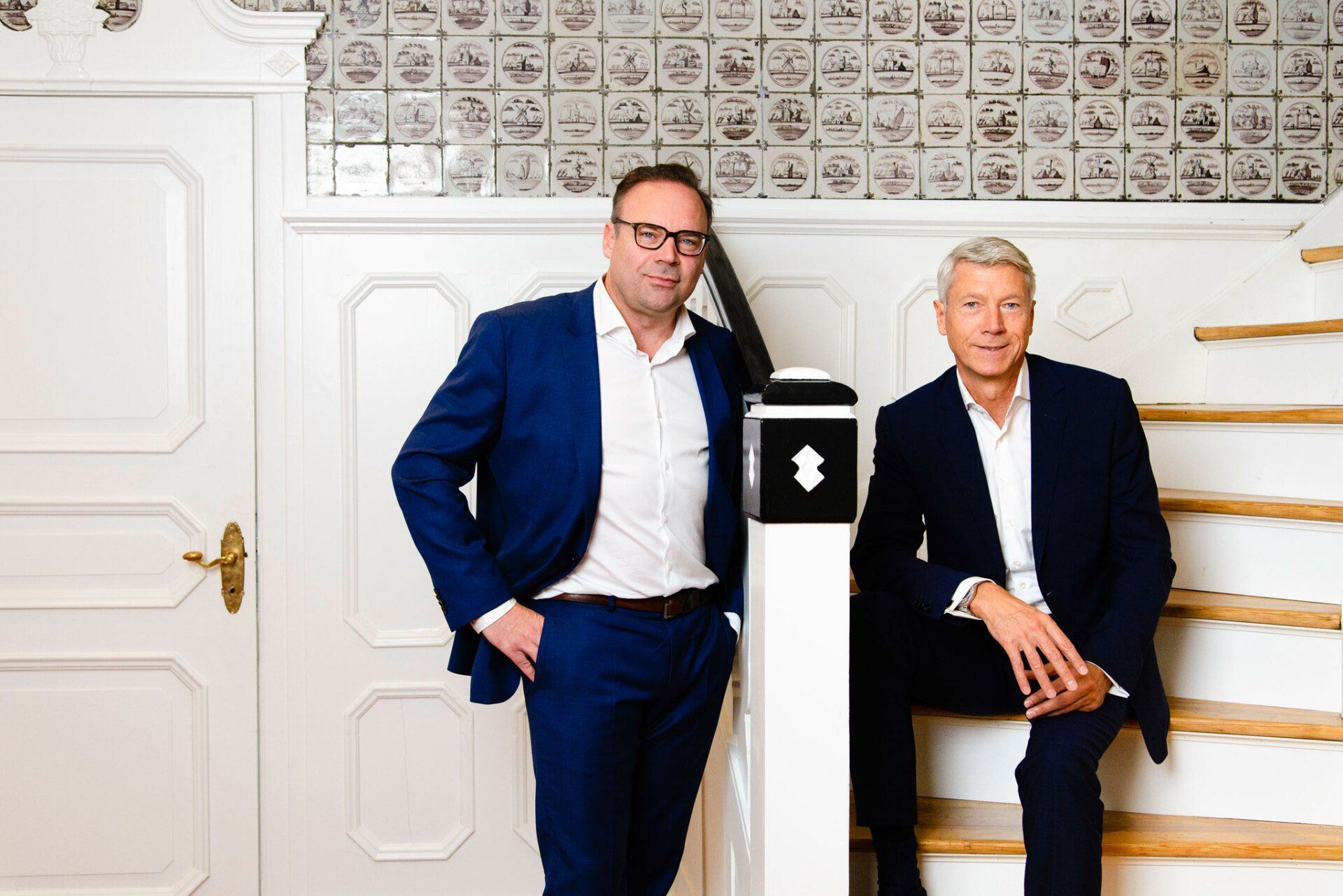 Zwei Immobilienmakler in einen historischen Raum – Businessfotografie aus Hamburg von Kay Winter / WINTERPOL