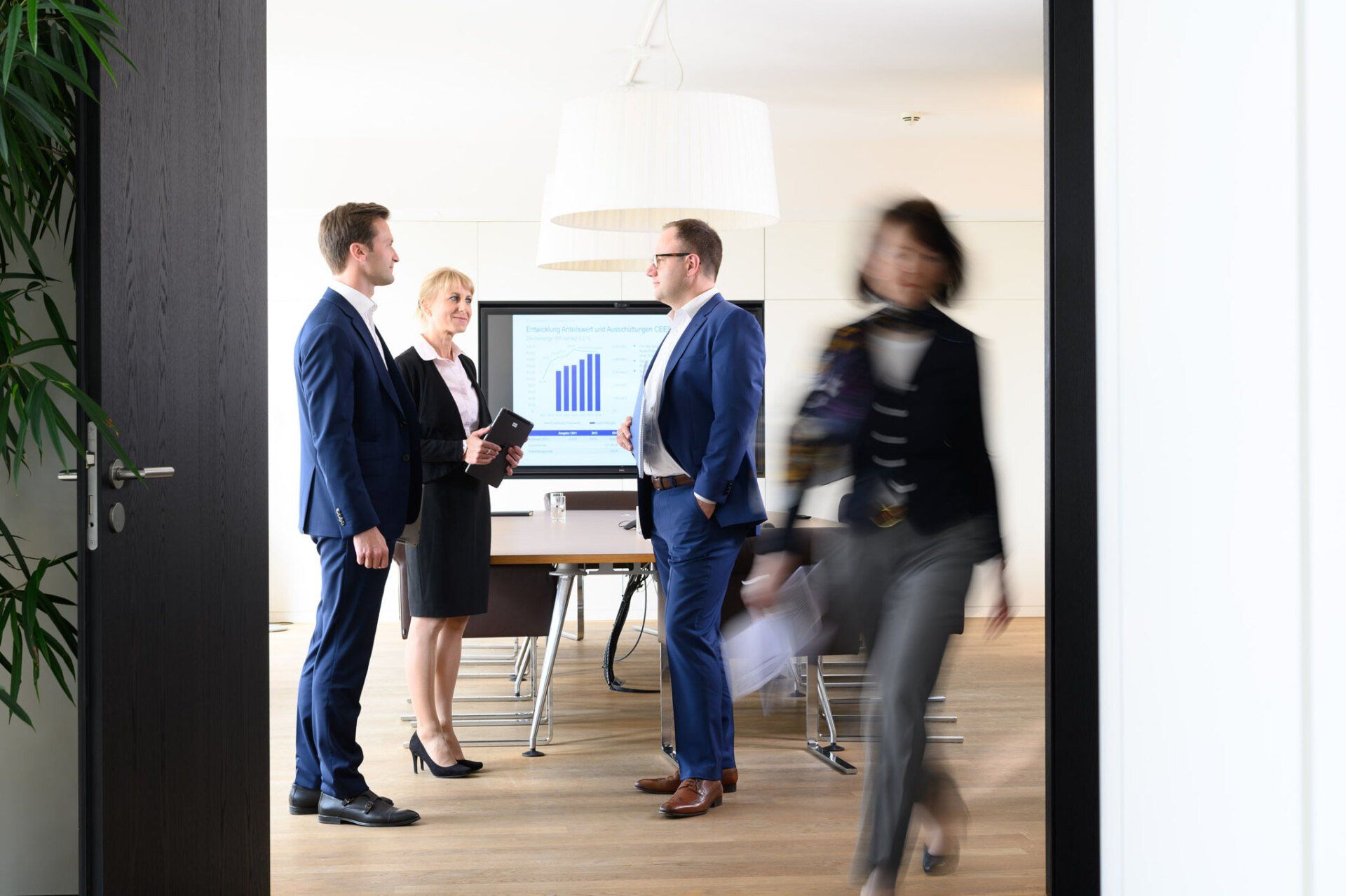 Führungskräfte in einer Bürosituation, Businessfotografie aus Hamburg von Kay Winter / WINTERPOL