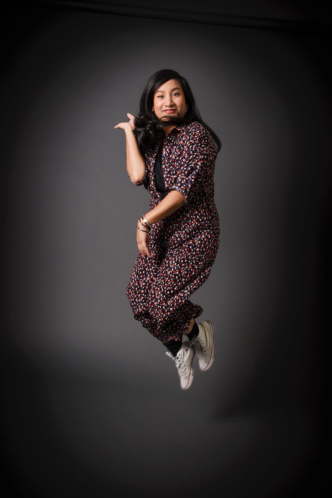 Eine asiatische Frau mit einem gepunkteten Kleid springt, Businessfotografie aus Hamburg von Kay Winter / WINTERPOL