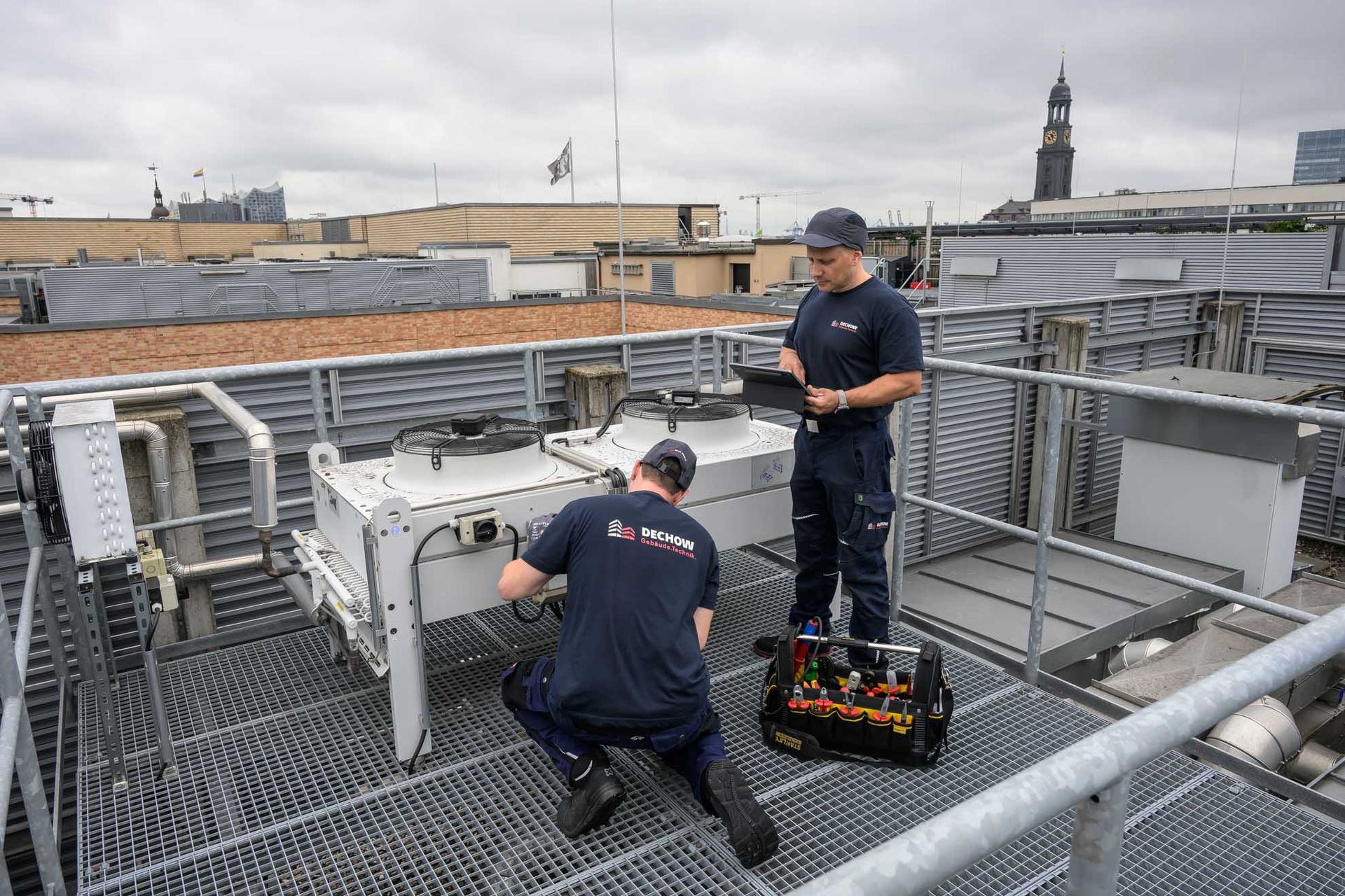 Gebäudetechniker reparieren ein Lüftungsmodul. Foto: Kay Winter Gebäudetechniker reparieren ein Lüftungsmodul. Foto: Kay Winter