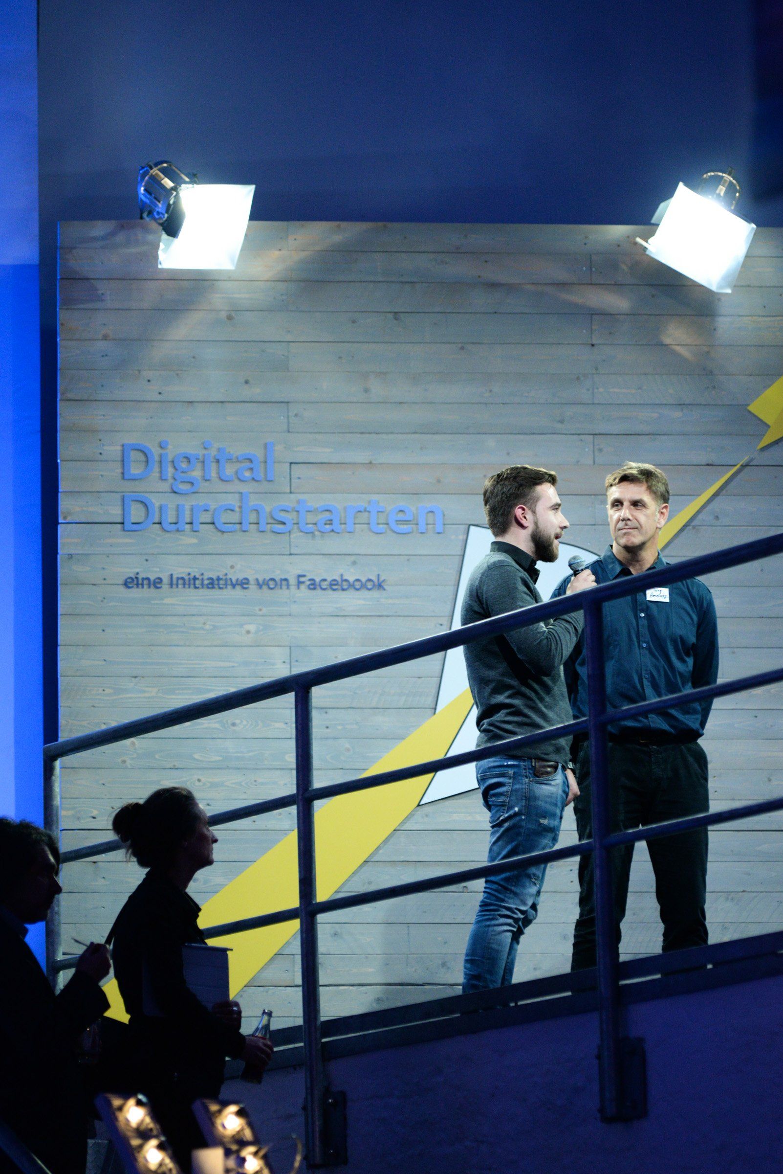 Interviewszene auf einem Kongress. Eventfotografie aus Hamburg von Fotograf Kay Winter / WINTERPOL