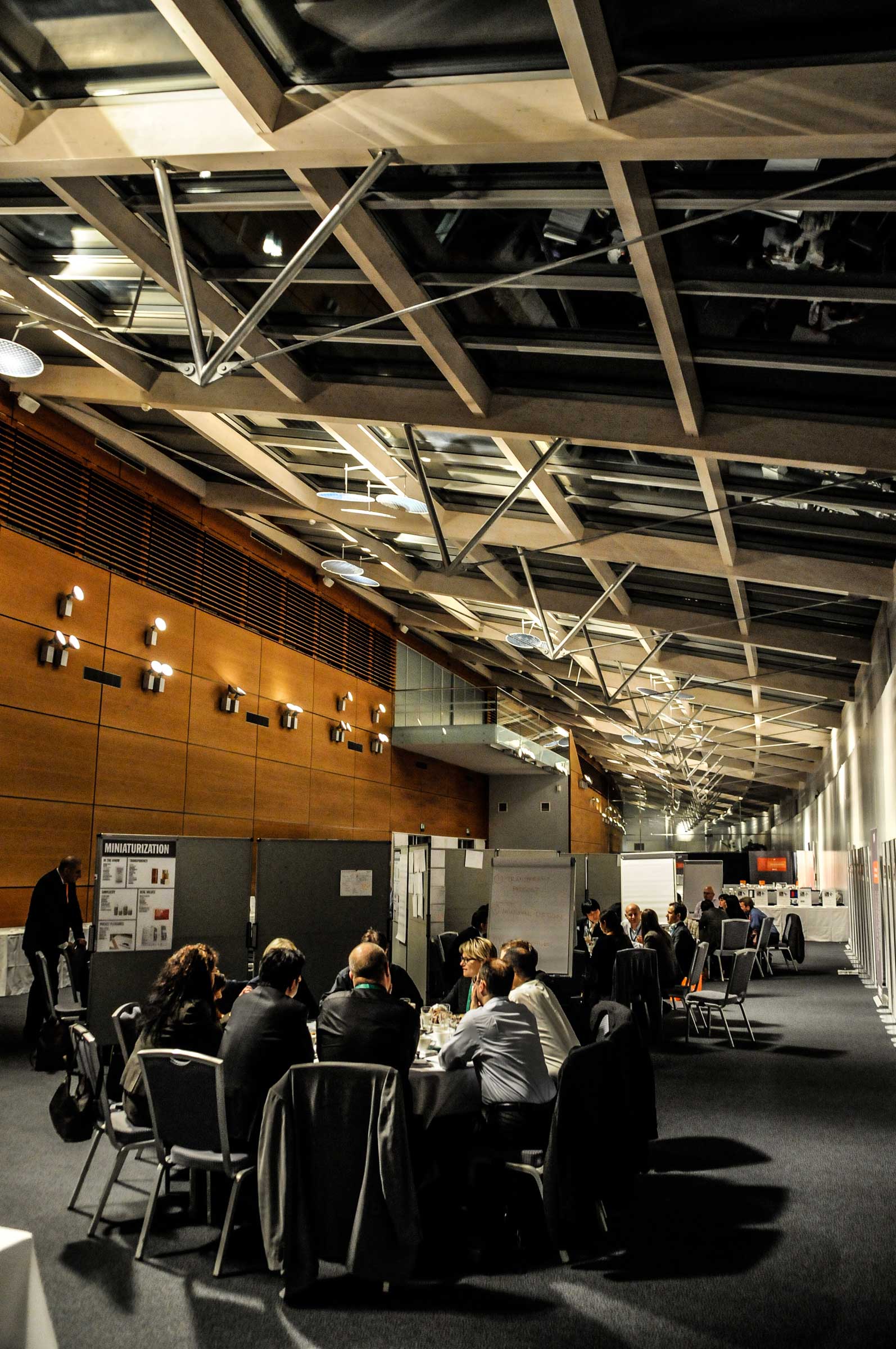 Teilnehmer eines Workshops in einem Genfer Veranstaltungsraum, Eventfotografie aus Hamburg von Fotograf Kay Winter / WINTERPOL