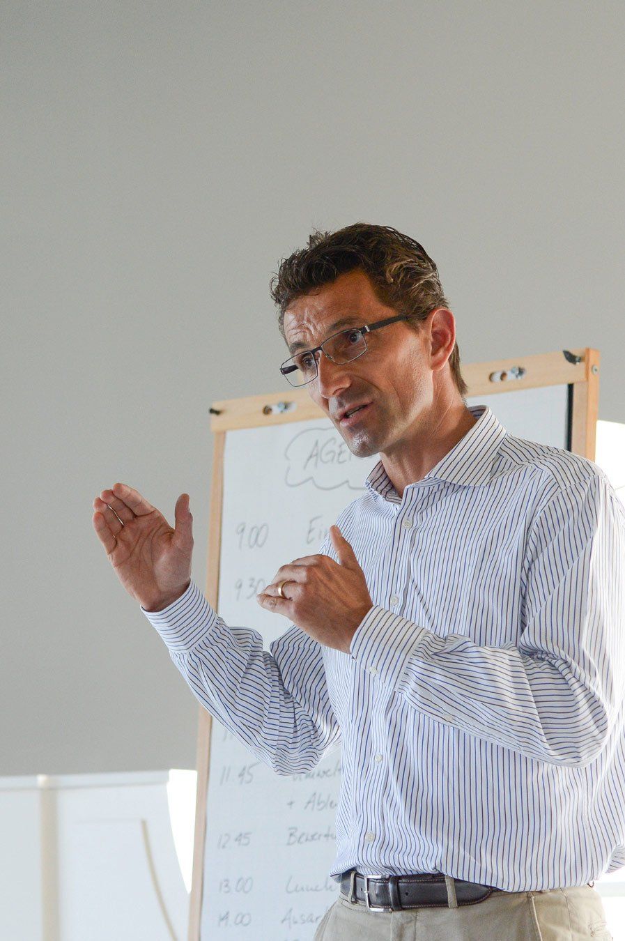 Ein Mann gestikuliert auf einem Workshop, Eventfotografie aus Hamburg von Fotograf Kay Winter / WINTERPOL