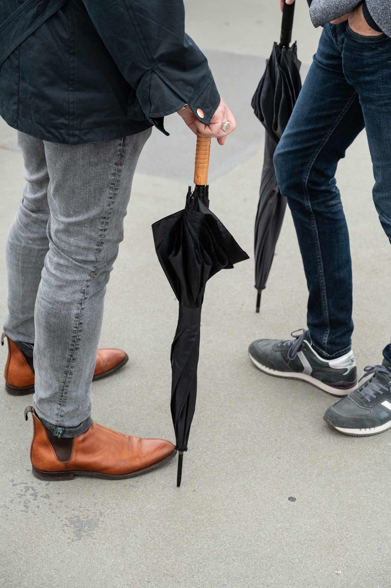 Männer mit Schirmen. Eventfotografie aus Hamburg von Fotograf Kay Winter / WINTERPOL